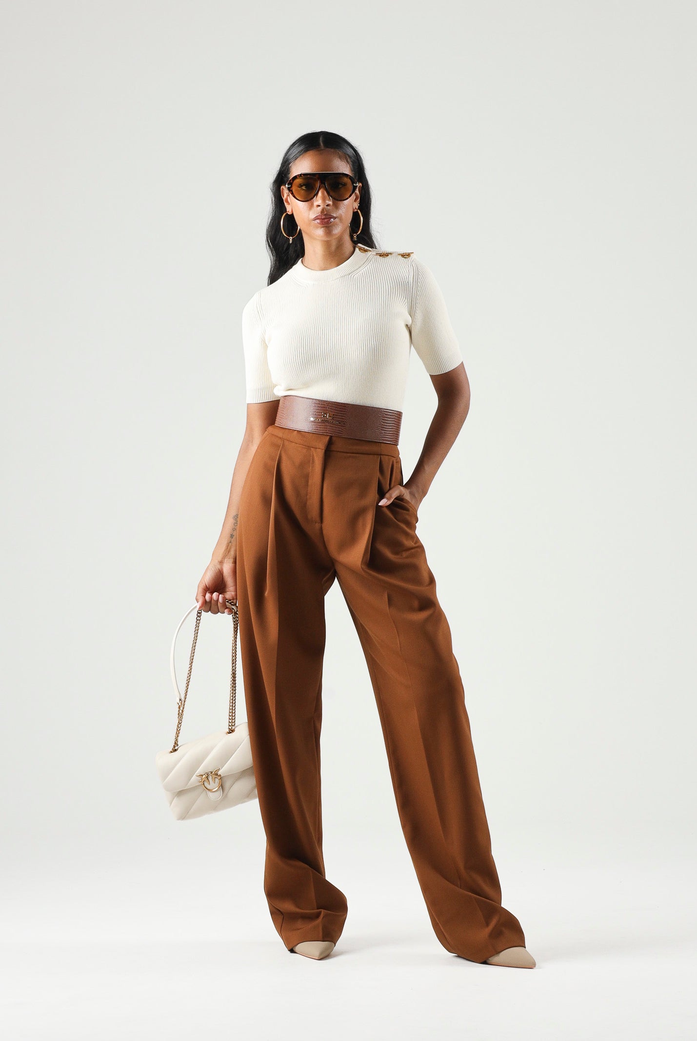 ELISABETTA FRANCHI Top in maglia burro da donna con applicazioni gioiello sulla spalla. MK02S66E2 193 ELISABETTA FRANCHI