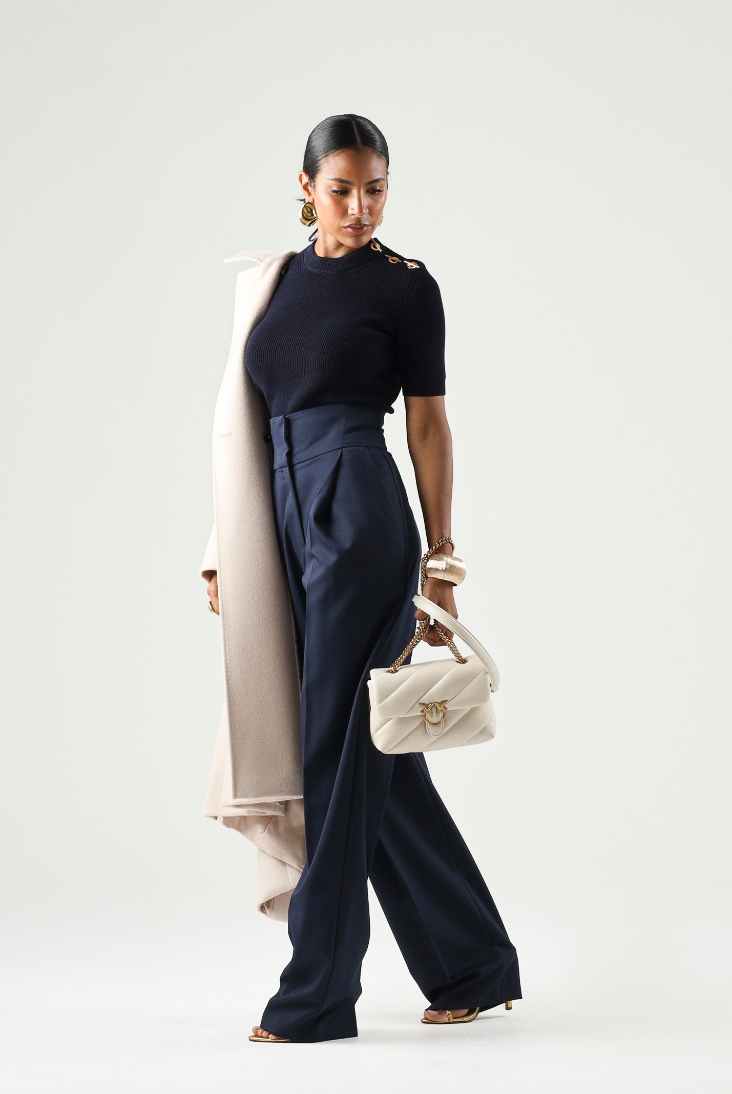 ELISABETTA FRANCHI Top in maglia blu notte da donna con applicazioni gioiello sulla spalla. MK02S66E2 H88 ELISABETTA FRANCHI