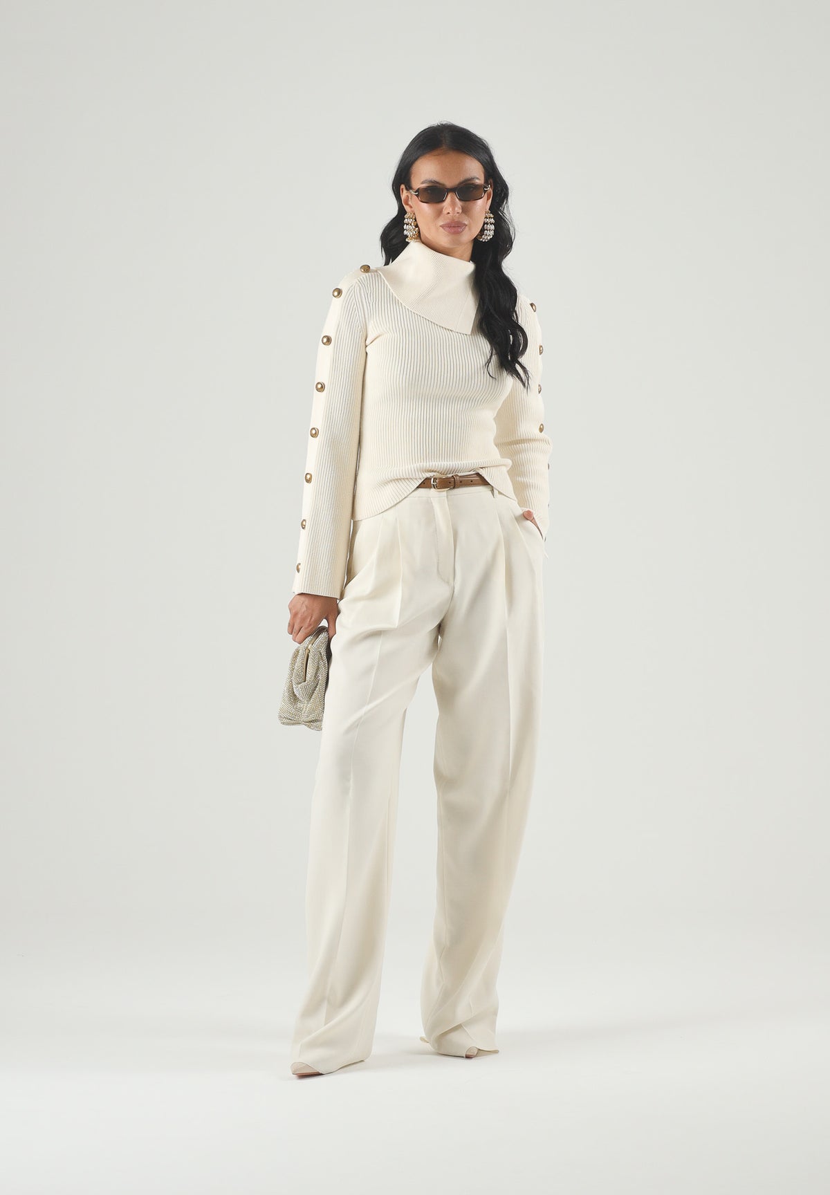 ELISABETTA FRANCHI Maglione con collo asimmetrico, color burro-crema da donna con bottoni gioiello dorati<BR/> MK03S66E2 193 ELISABETTA FRANCHI