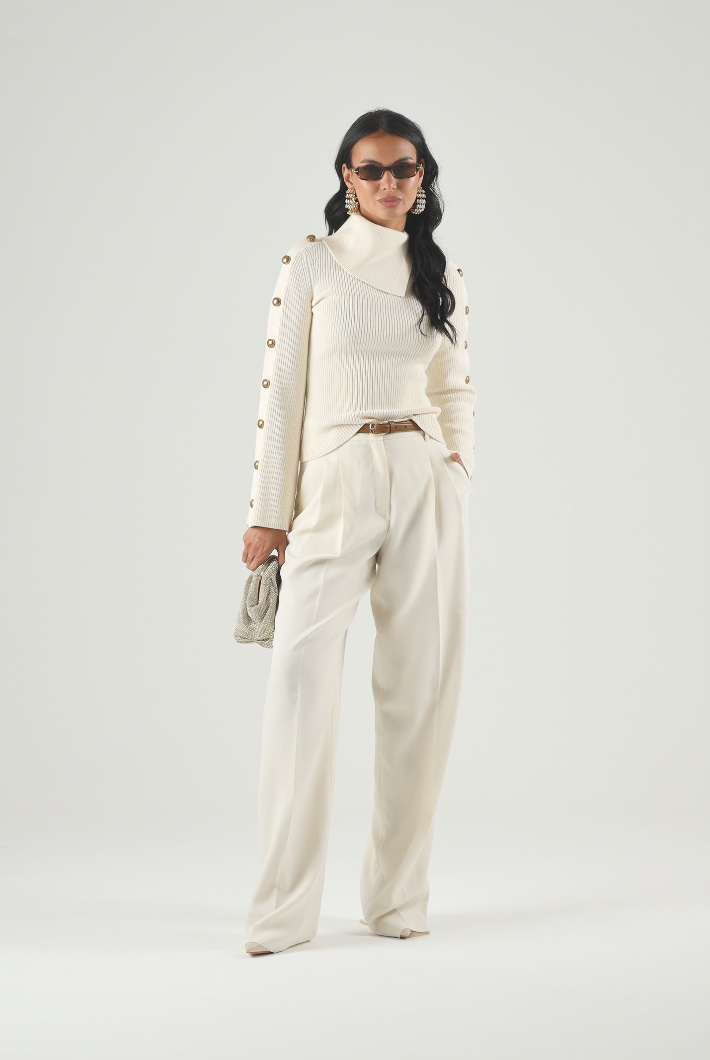 ELISABETTA FRANCHI Maglia con collo asimmetrico, color burro-crema da donna con bottoni gioiello dorati<BR/> MK03S66E2 193 ELISABETTA FRANCHI