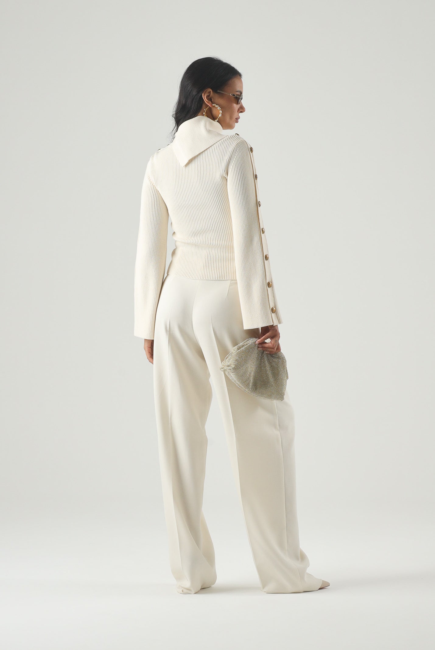 ELISABETTA FRANCHI Maglia con collo asimmetrico e bottoni gioiello, colore burro crema, da donna. MK03S66E2 193 ELISABETTA FRANCHI