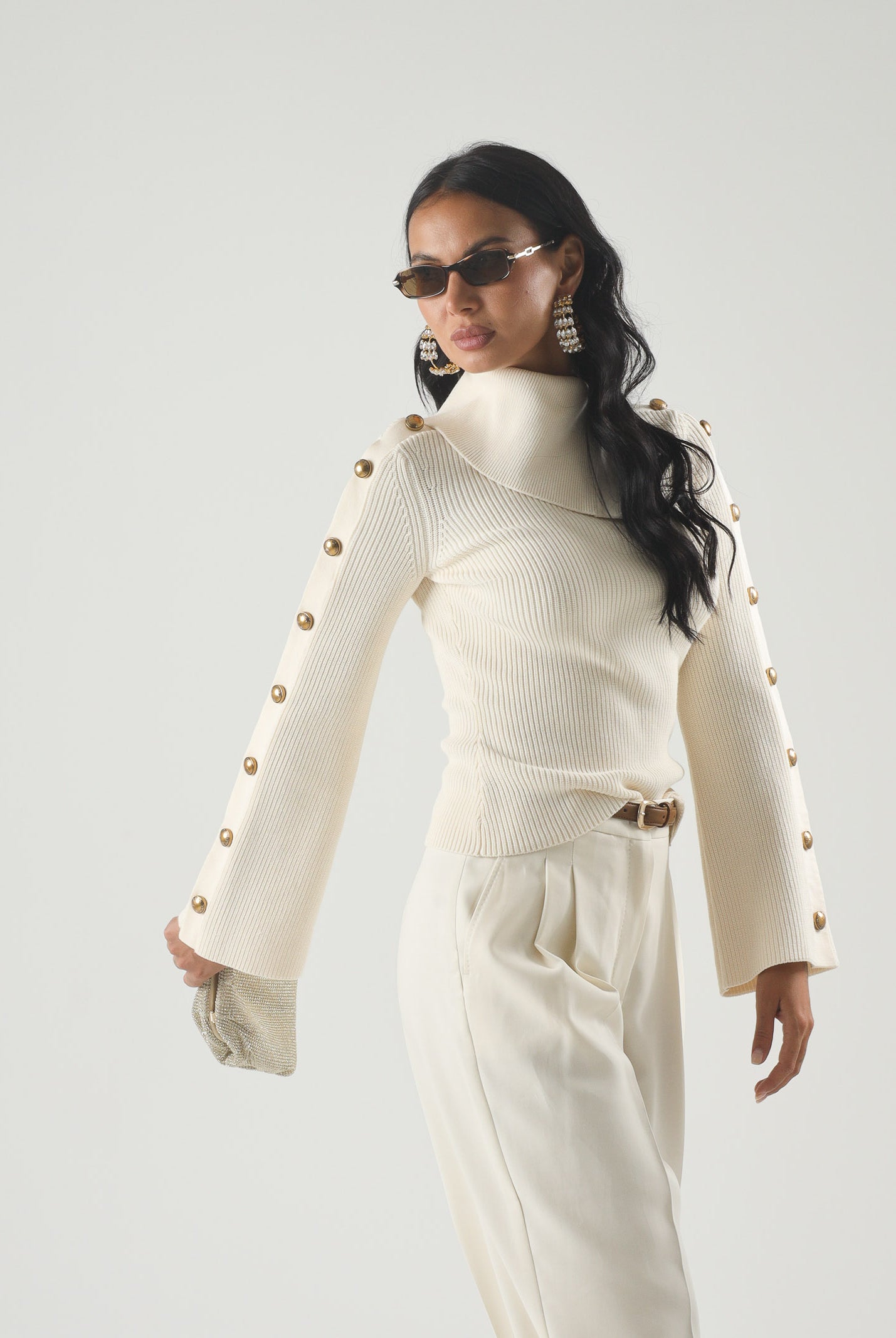 ELISABETTA FRANCHI Maglia con collo asimmetrico e bottoni gioiello, colore burro crema, da donna. MK03S66E2 193 ELISABETTA FRANCHI