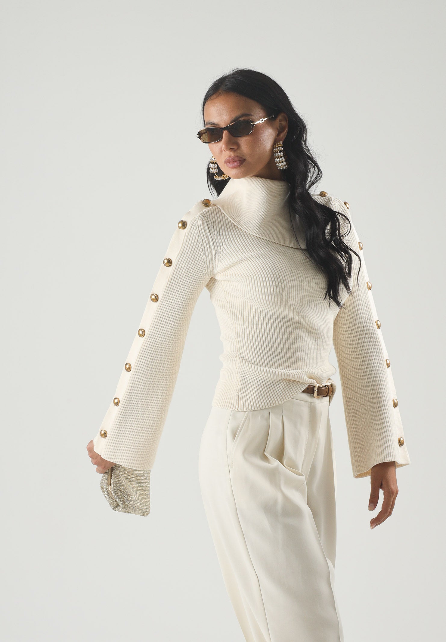 ELISABETTA FRANCHI Maglia con collo asimmetrico, color burro-crema da donna con bottoni gioiello dorati<BR/> MK03S66E2 193 ELISABETTA FRANCHI