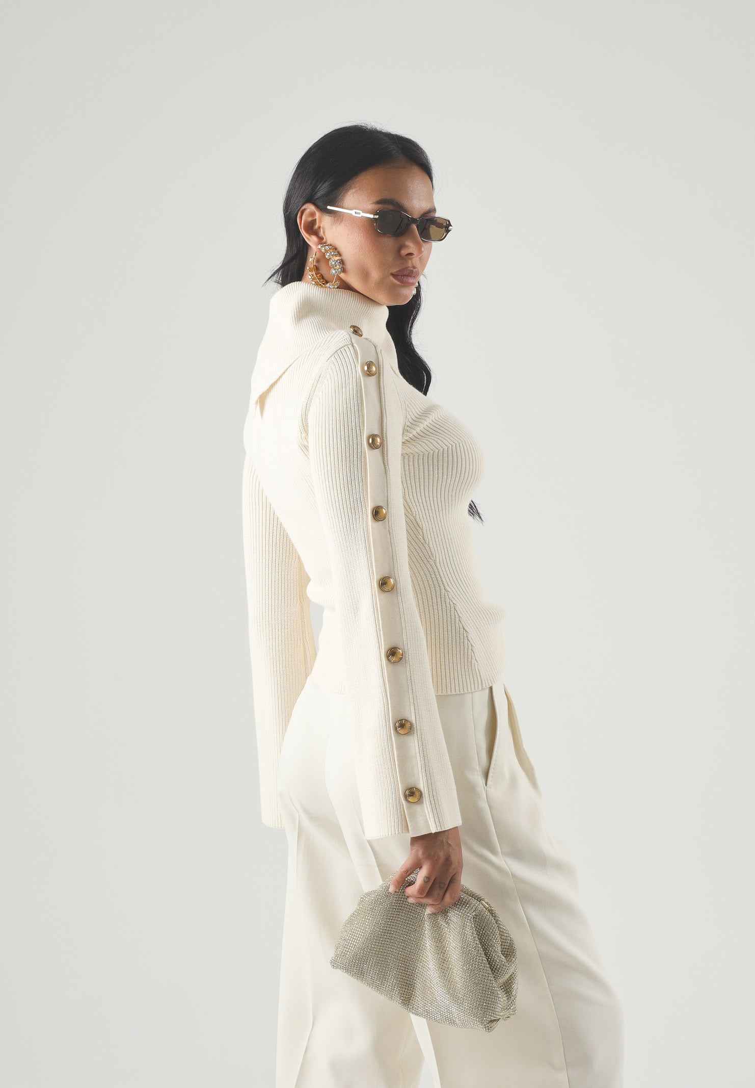 ELISABETTA FRANCHI Maglia con collo asimmetrico, color burro-crema da donna con bottoni gioiello dorati<BR/> MK03S66E2 193 ELISABETTA FRANCHI