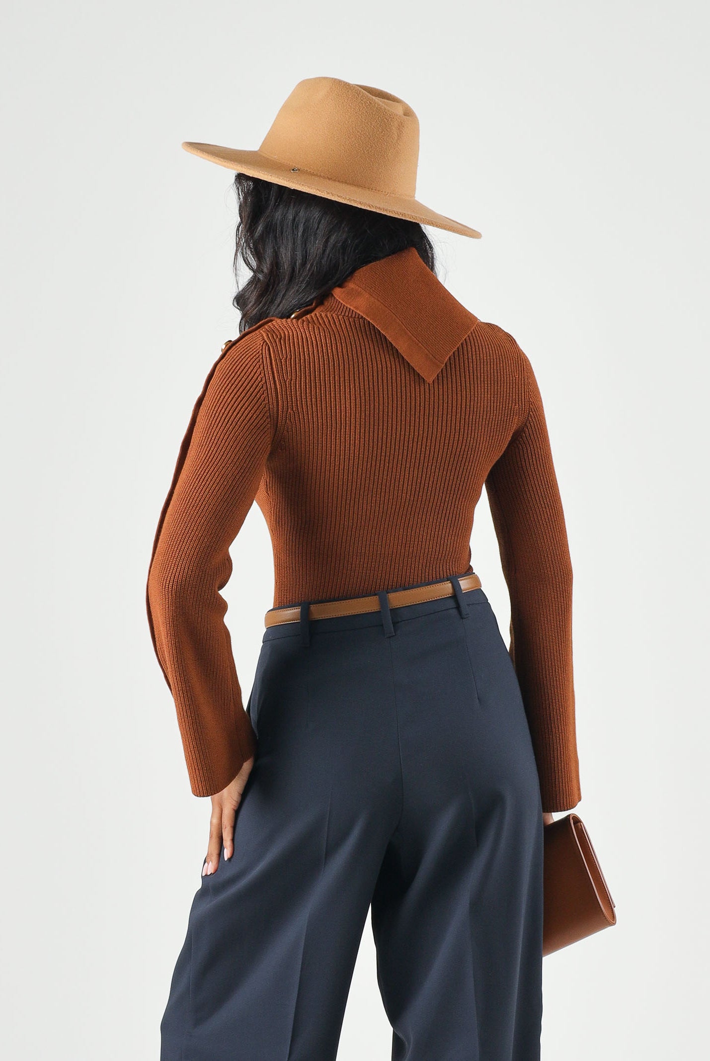 ELISABETTA FRANCHI Maglia con collo asimmetrico sigaro-marrone da donna con bottoni gioiello dorati<BR/> MK03S66E2 FK3 ELISABETTA FRANCHI