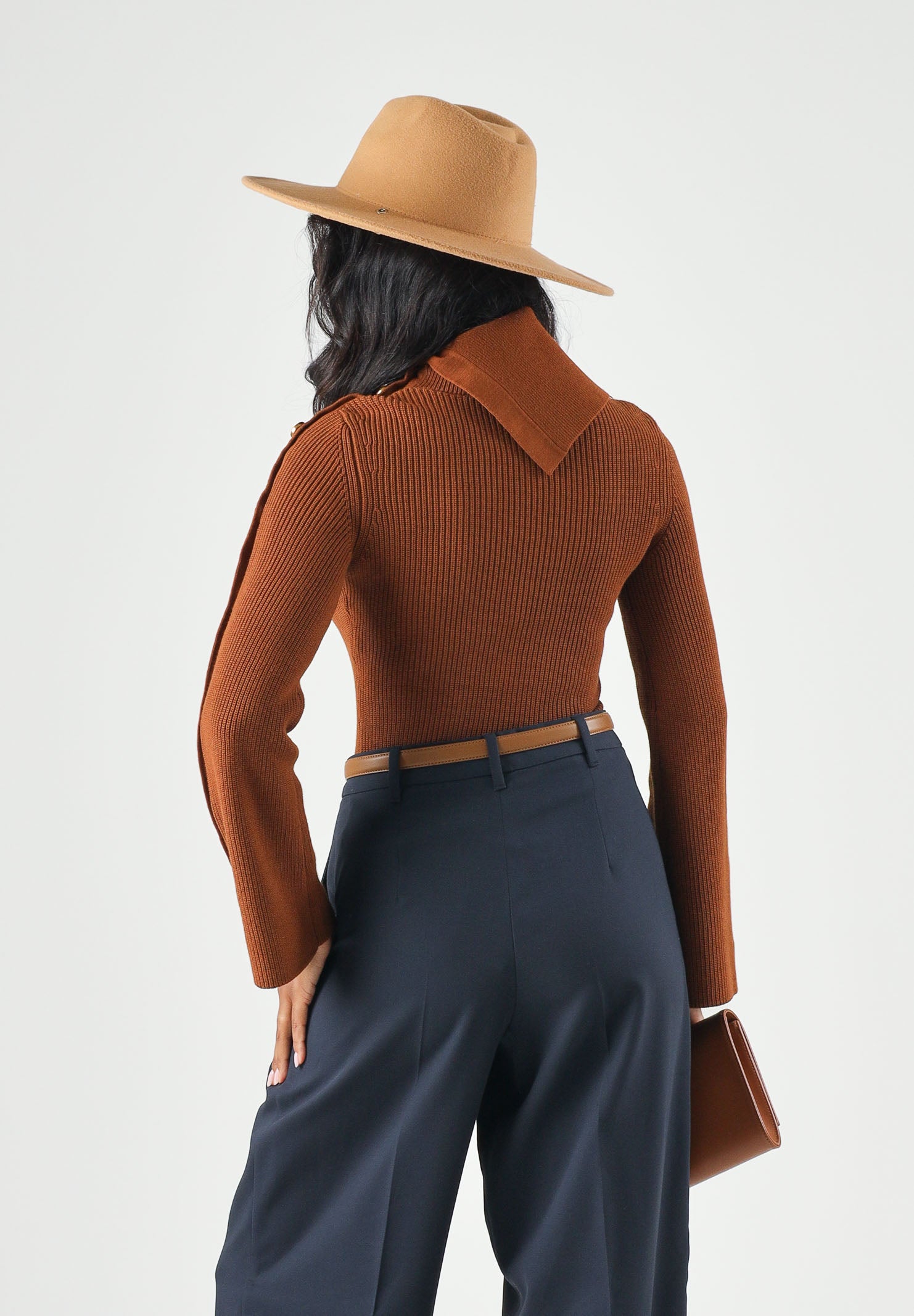 ELISABETTA FRANCHI Maglia con collo asimmetrico sigaro-marrone da donna con bottoni gioiello dorati<BR/> MK03S66E2 FK3 ELISABETTA FRANCHI