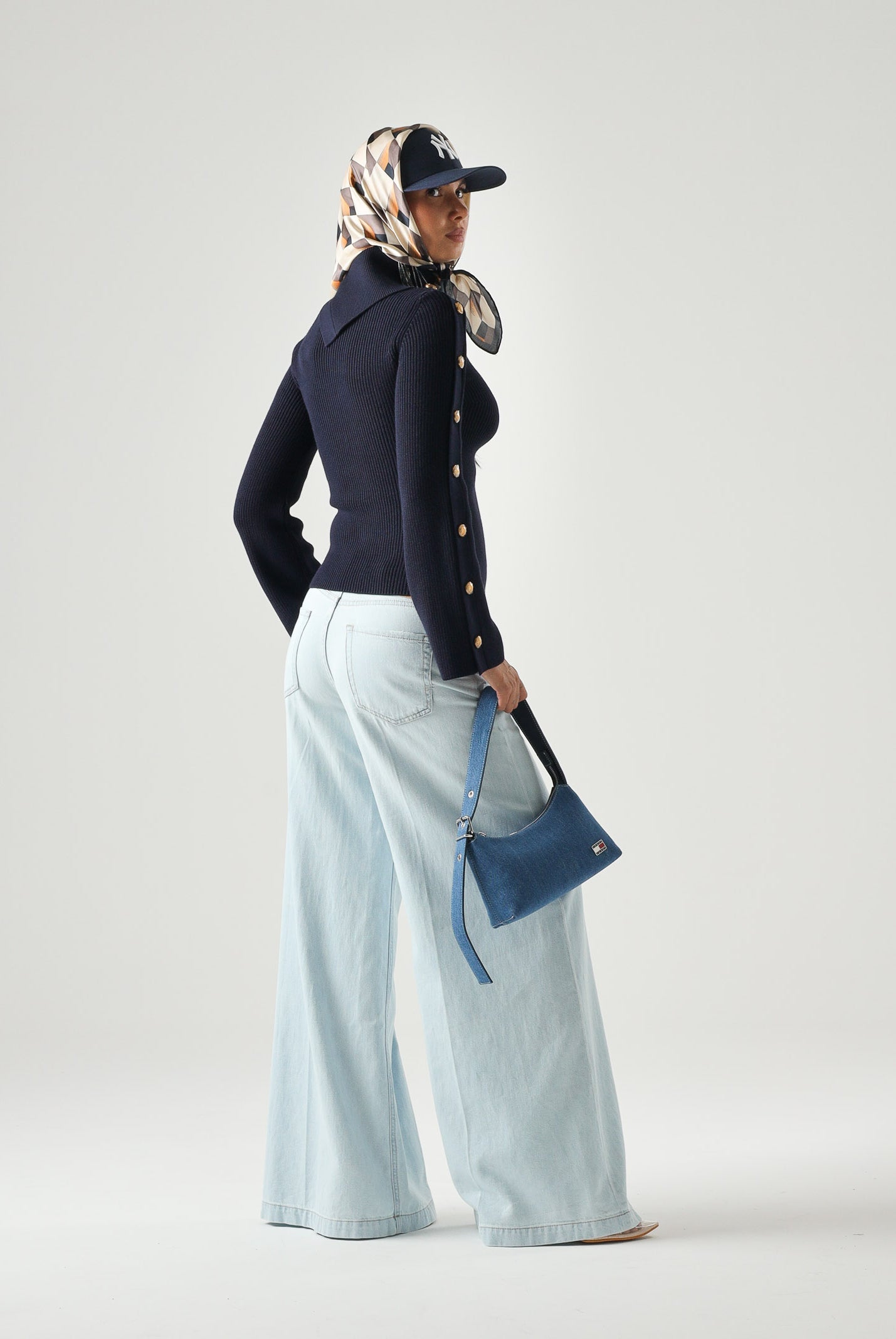 ELISABETTA FRANCHI Maglia con collo asimmetrico blu notte da donna con bottoni gioiello dorati<BR/> MK03S66E2 H88 ELISABETTA FRANCHI