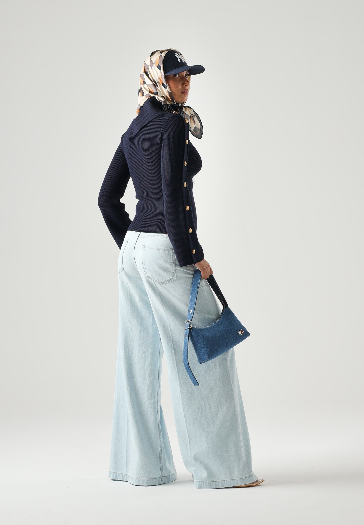 ELISABETTA FRANCHI Maglia con collo asimmetrico blu notte da donna con bottoni gioiello dorati<BR/> MK03S66E2 H88 ELISABETTA FRANCHI