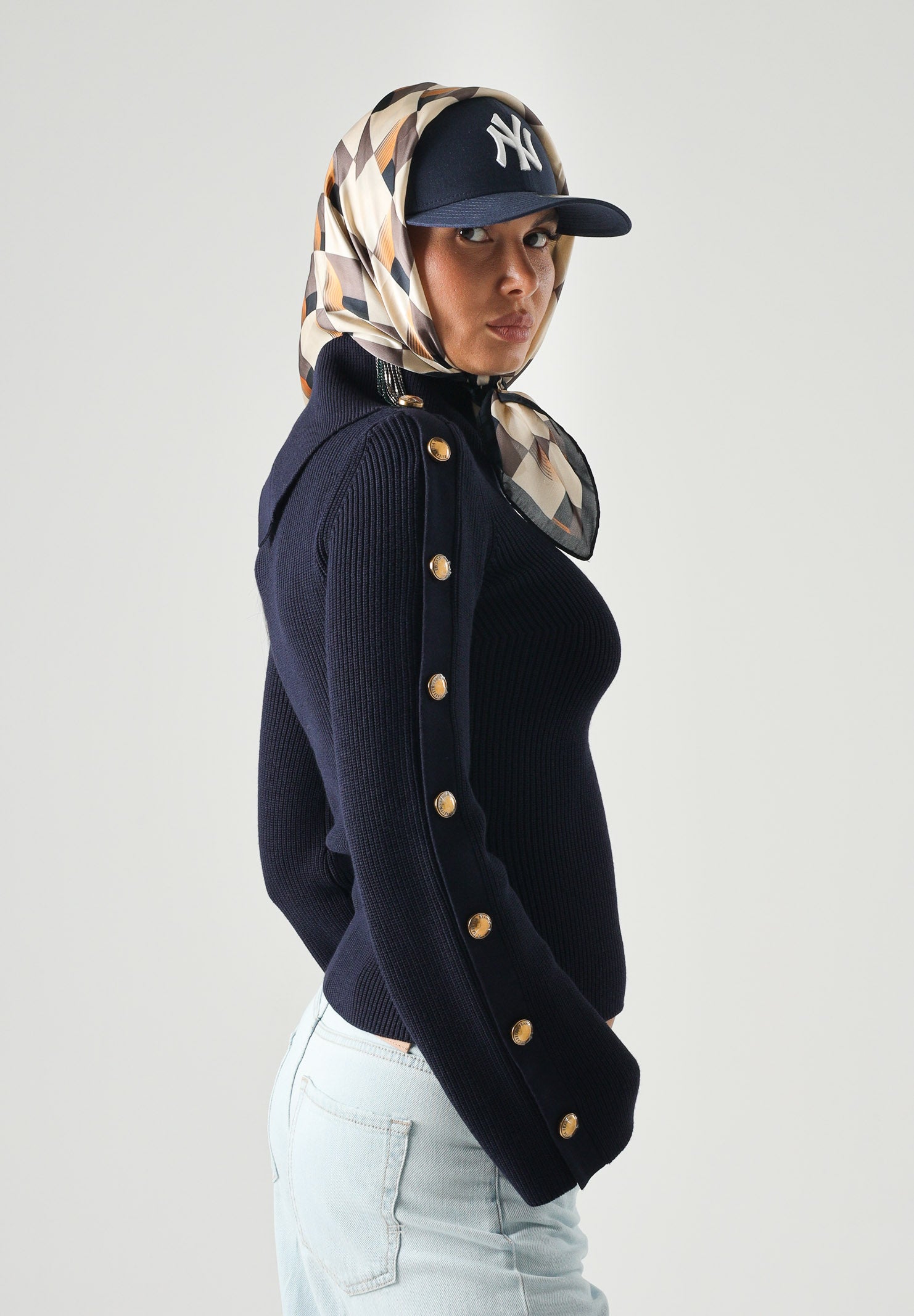 ELISABETTA FRANCHI Maglia con collo asimmetrico blu notte da donna con bottoni gioiello dorati<BR/> MK03S66E2 H88 ELISABETTA FRANCHI