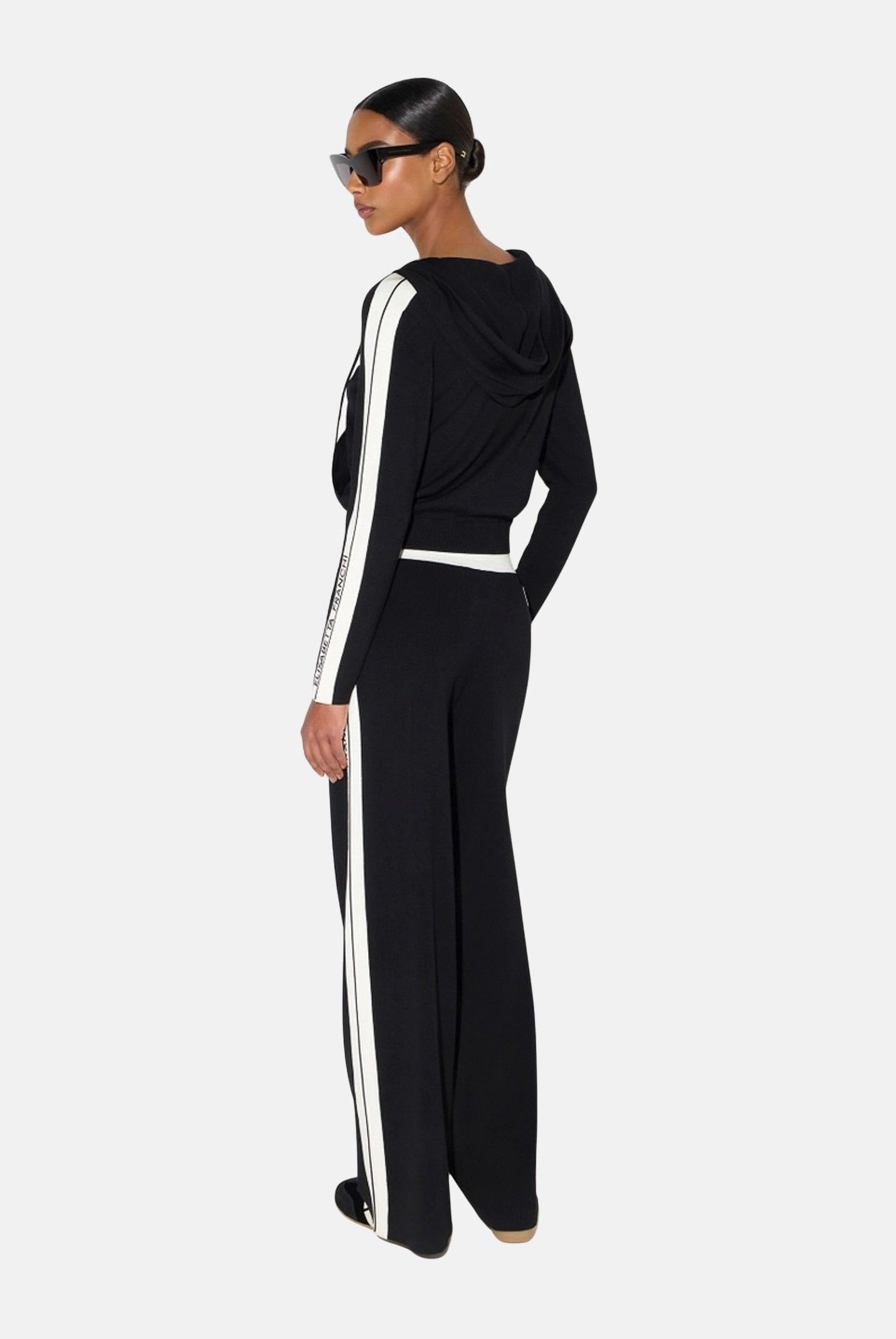 ELISABETTA FRANCHI Felpa in maglia bicolore nero e burro da donna con cappuccio e dettagli a contrasto. MK15S66E2 685 ELISABETTA FRANCHI