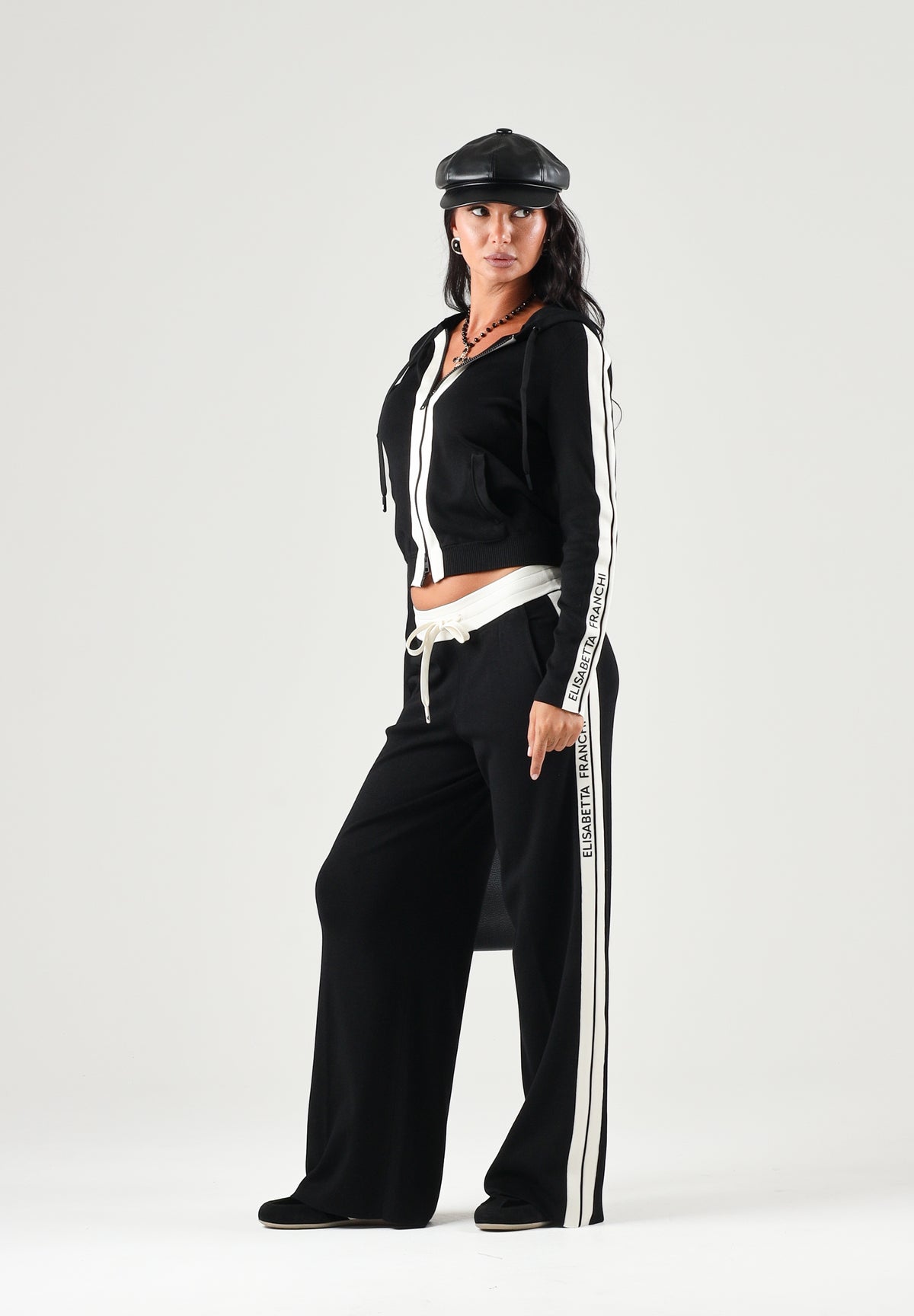 ELISABETTA FRANCHI Felpa in maglia bicolore nero e burro da donna con cappuccio e dettagli a contrasto. MK15S66E2 685 ELISABETTA FRANCHI