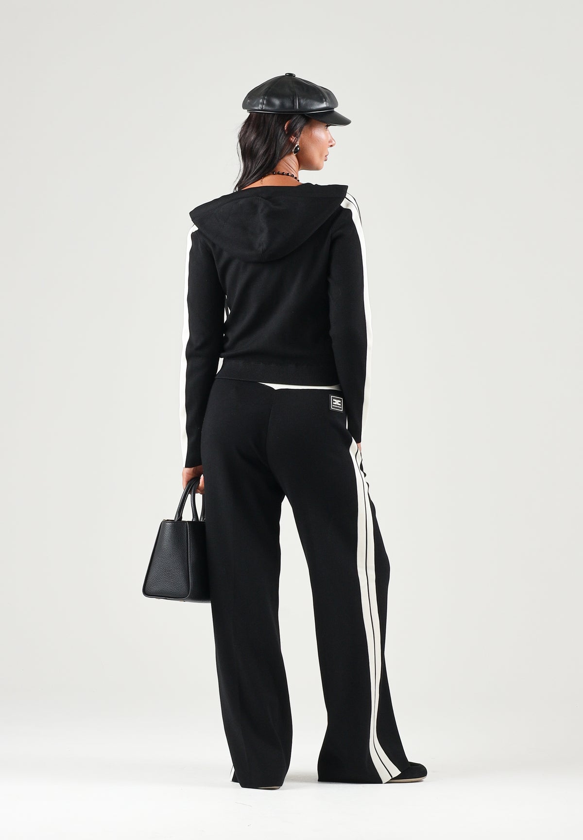ELISABETTA FRANCHI Felpa in maglia bicolore nero e burro da donna con cappuccio e dettagli a contrasto. MK15S66E2 685 ELISABETTA FRANCHI
