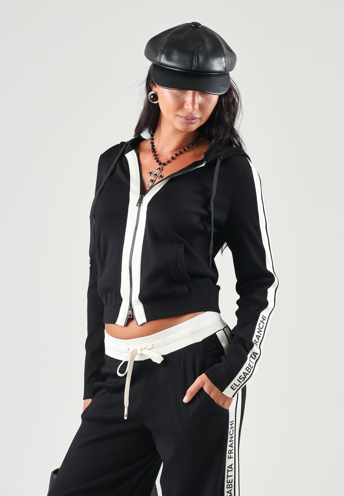 ELISABETTA FRANCHI Felpa in maglia bicolore nero e burro da donna con cappuccio e dettagli a contrasto. MK15S66E2 685 ELISABETTA FRANCHI