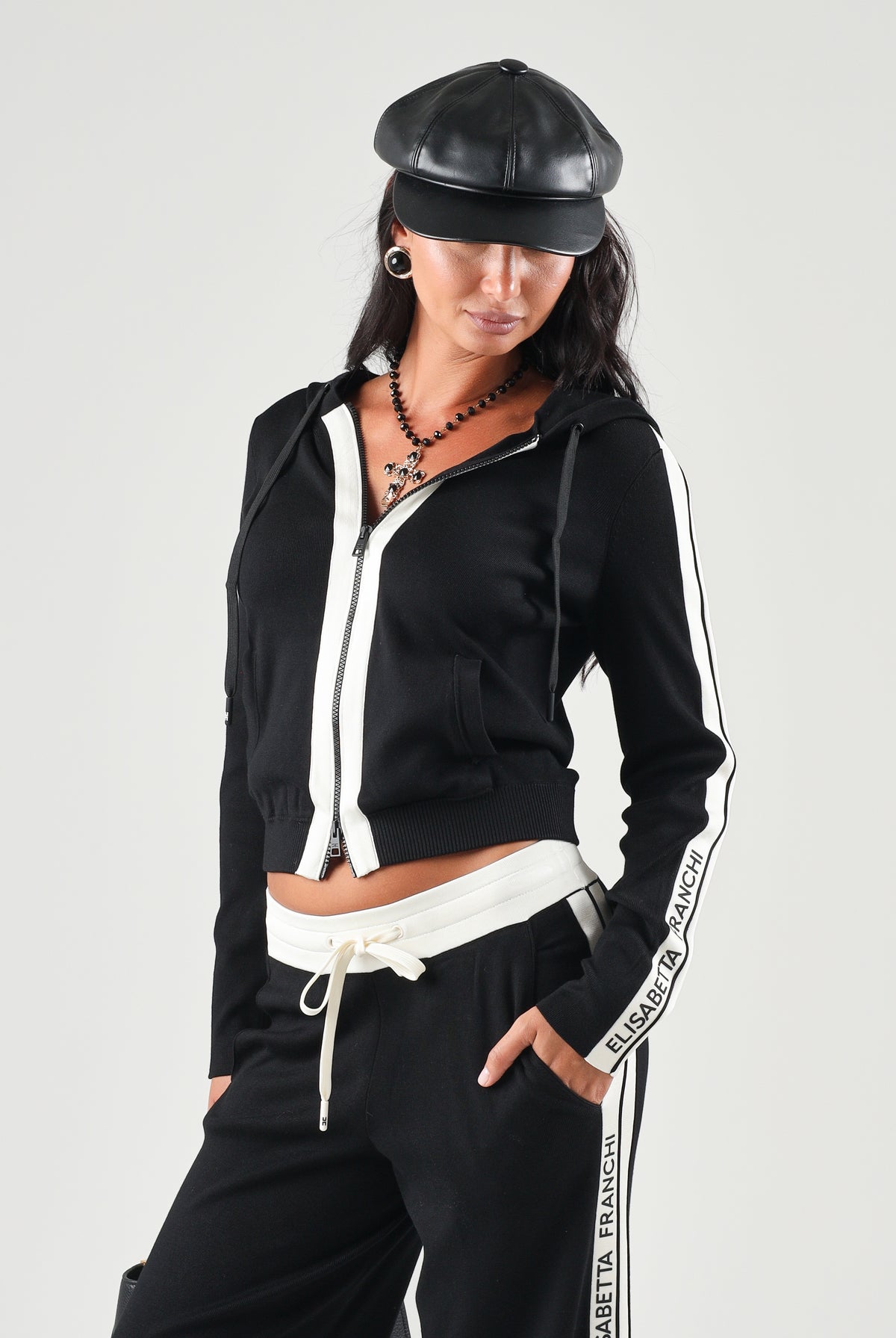 ELISABETTA FRANCHI Felpa in maglia bicolore nero e burro da donna con cappuccio e dettagli a contrasto. MK15S66E2 685 ELISABETTA FRANCHI