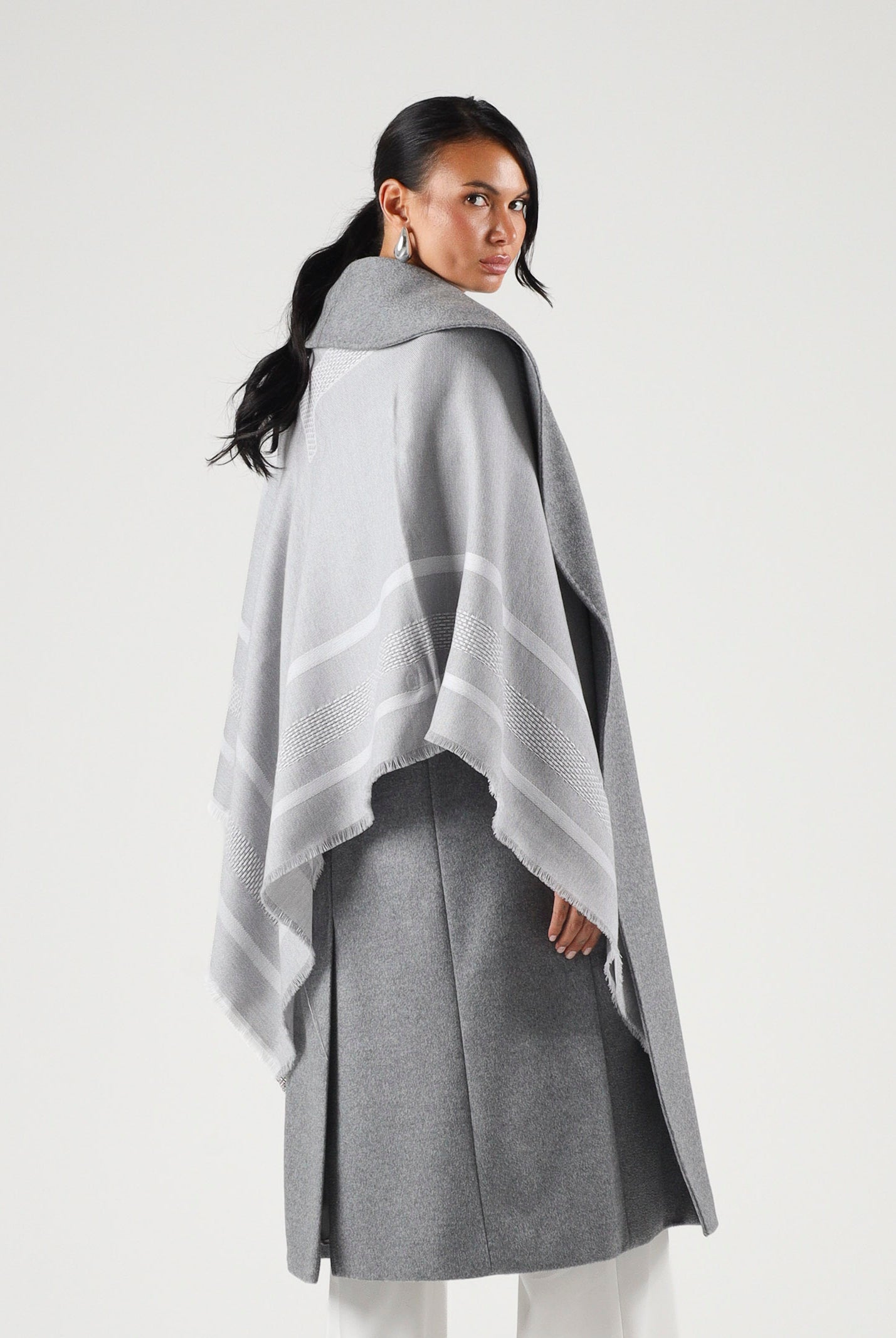 ELISABETTA FRANCHI Sciarpa in lana grigio melange-avorio da donna con maxi logo centrale, profili a contrasto e frange. MT01F66E2 G41 ELISABETTA FRANCHI