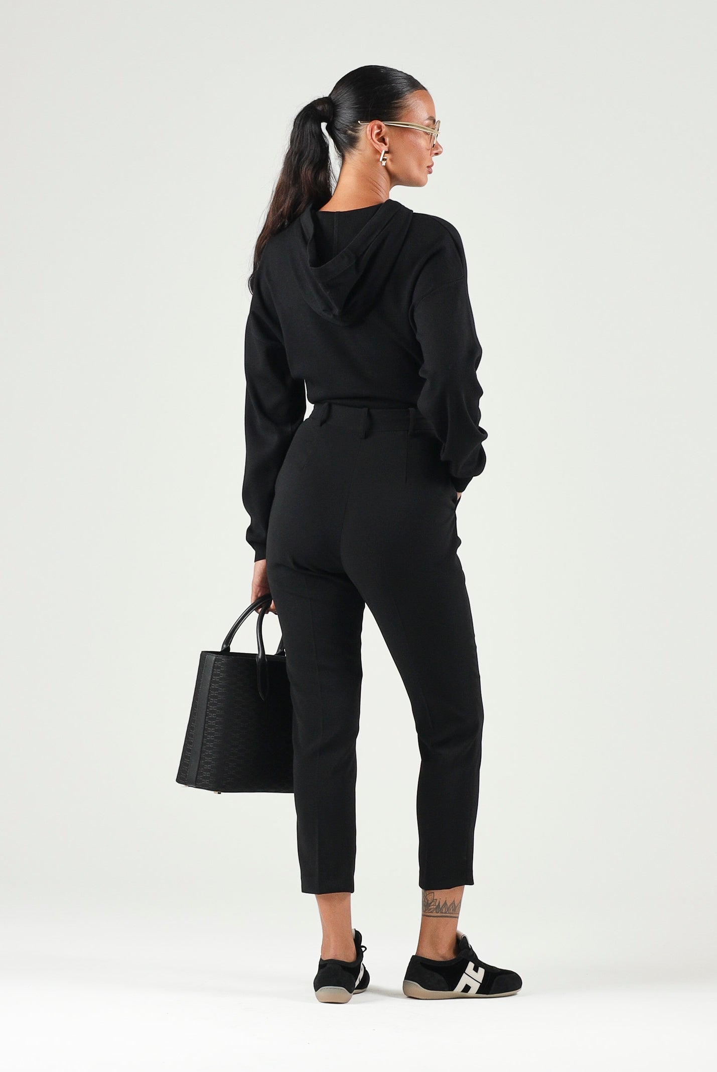 ELISABETTA FRANCHI Pantaloni in crêpe leggero nero Donna. PA20966E2 110 ELISABETTA FRANCHI