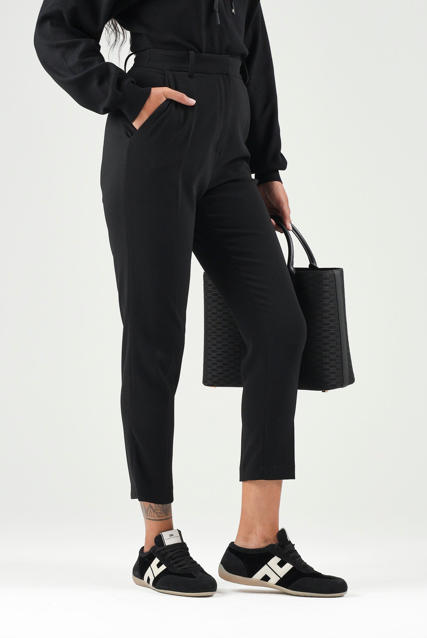 ELISABETTA FRANCHI Pantaloni in crêpe leggero nero Donna. PA20966E2 110 ELISABETTA FRANCHI