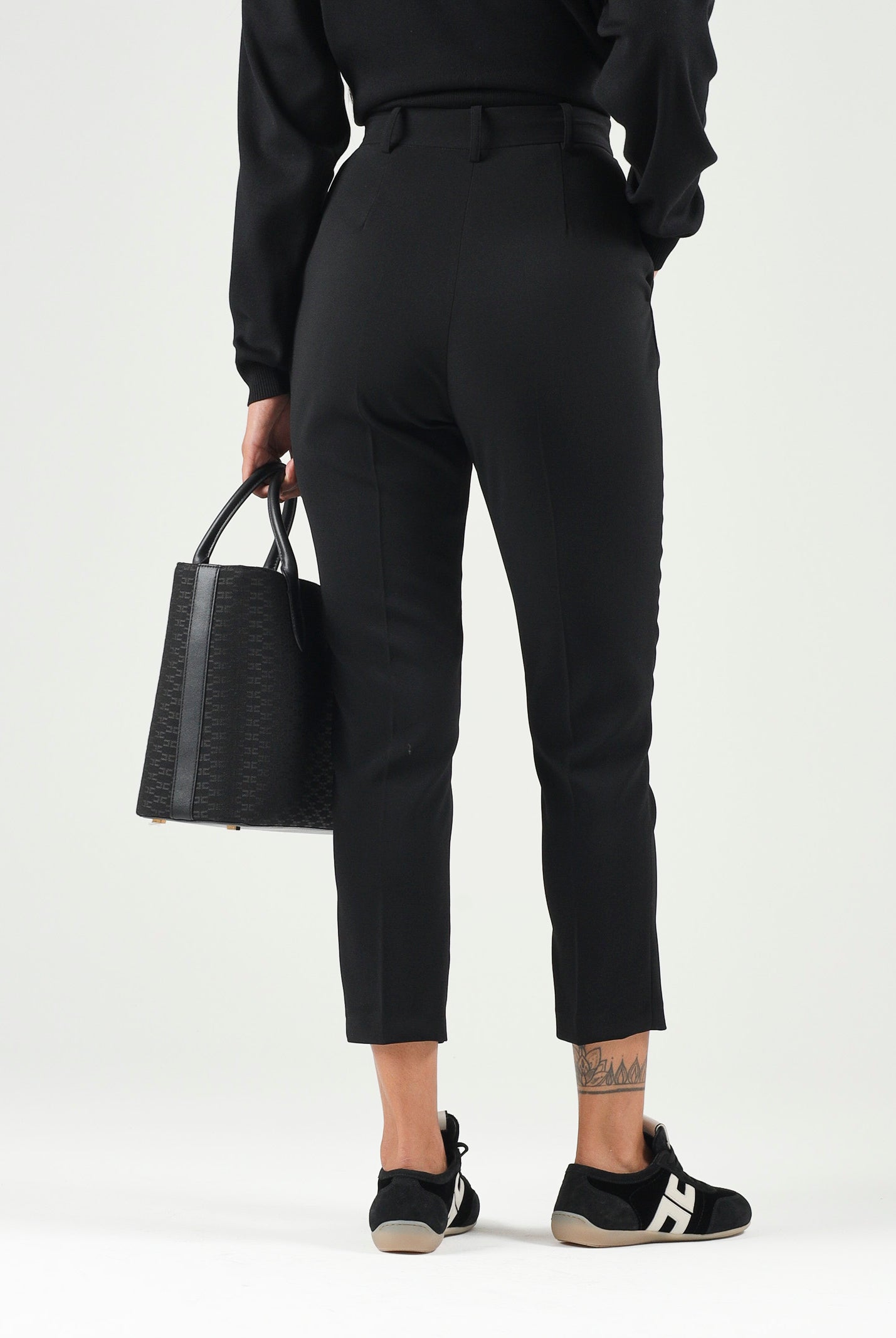 ELISABETTA FRANCHI Pantaloni in crêpe leggero nero Donna. PA20966E2 110 ELISABETTA FRANCHI