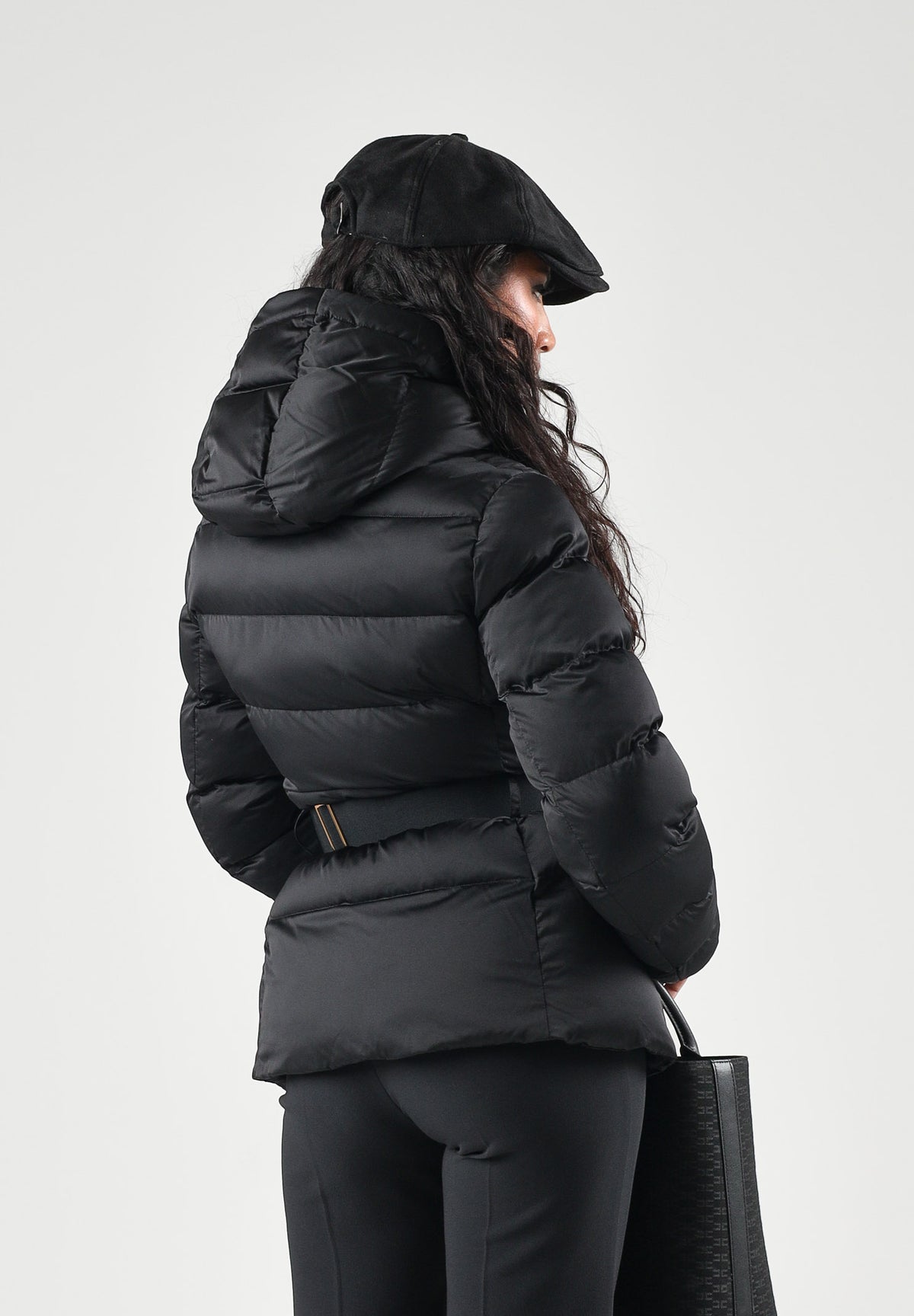 ELISABETTA FRANCHI Piumino nero da donna con cappuccio e cintura in vita. PI92D66E2 110 ELISABETTA FRANCHI
