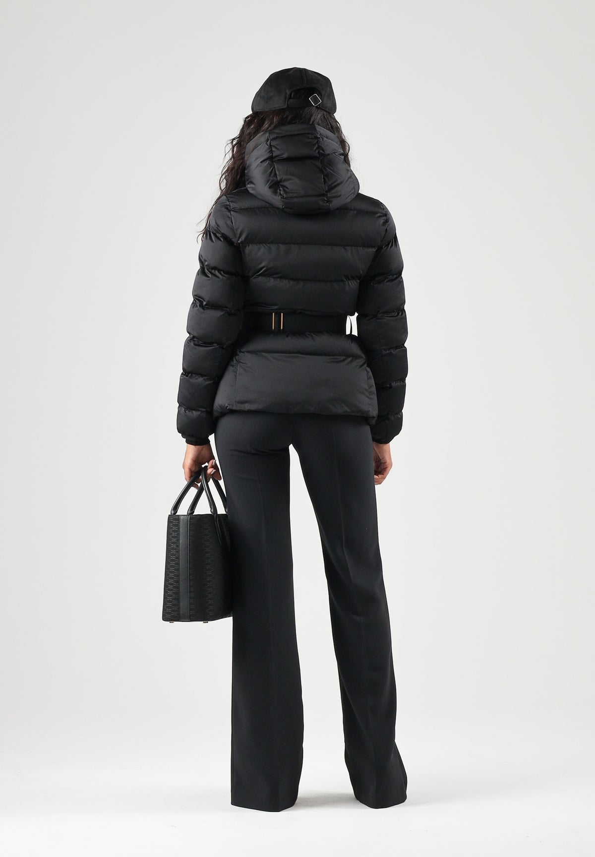 ELISABETTA FRANCHI Piumino nero da donna con cappuccio e cintura in vita. PI92D66E2 110 ELISABETTA FRANCHI
