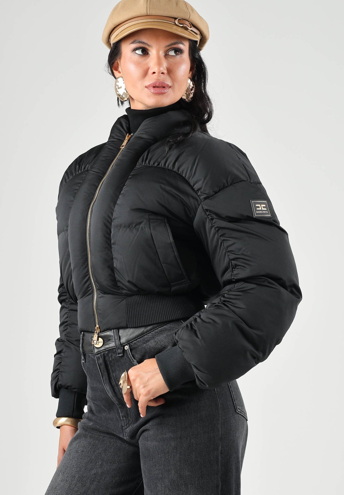 ELISABETTA FRANCHI Piumino corto nero da donna con chiusura full zip dorata. PI96D66E2 110 ELISABETTA FRANCHI