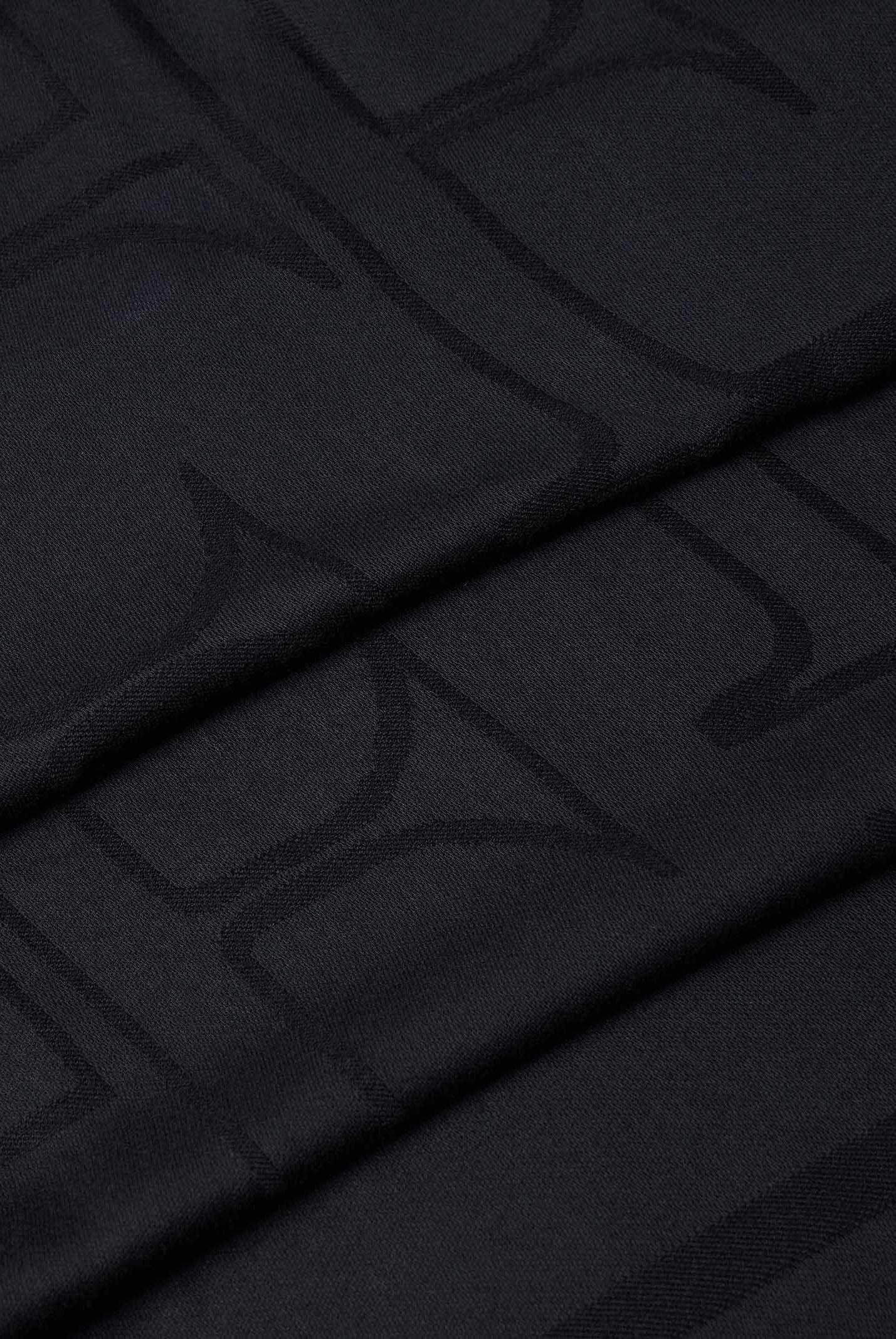 ELISABETTA FRANCHI Foulard in viscosa nero da donna con motivo logo all-over tono su tono e bordi sfrangiati. SC02F66E2 110 ELISABETTA FRANCHI