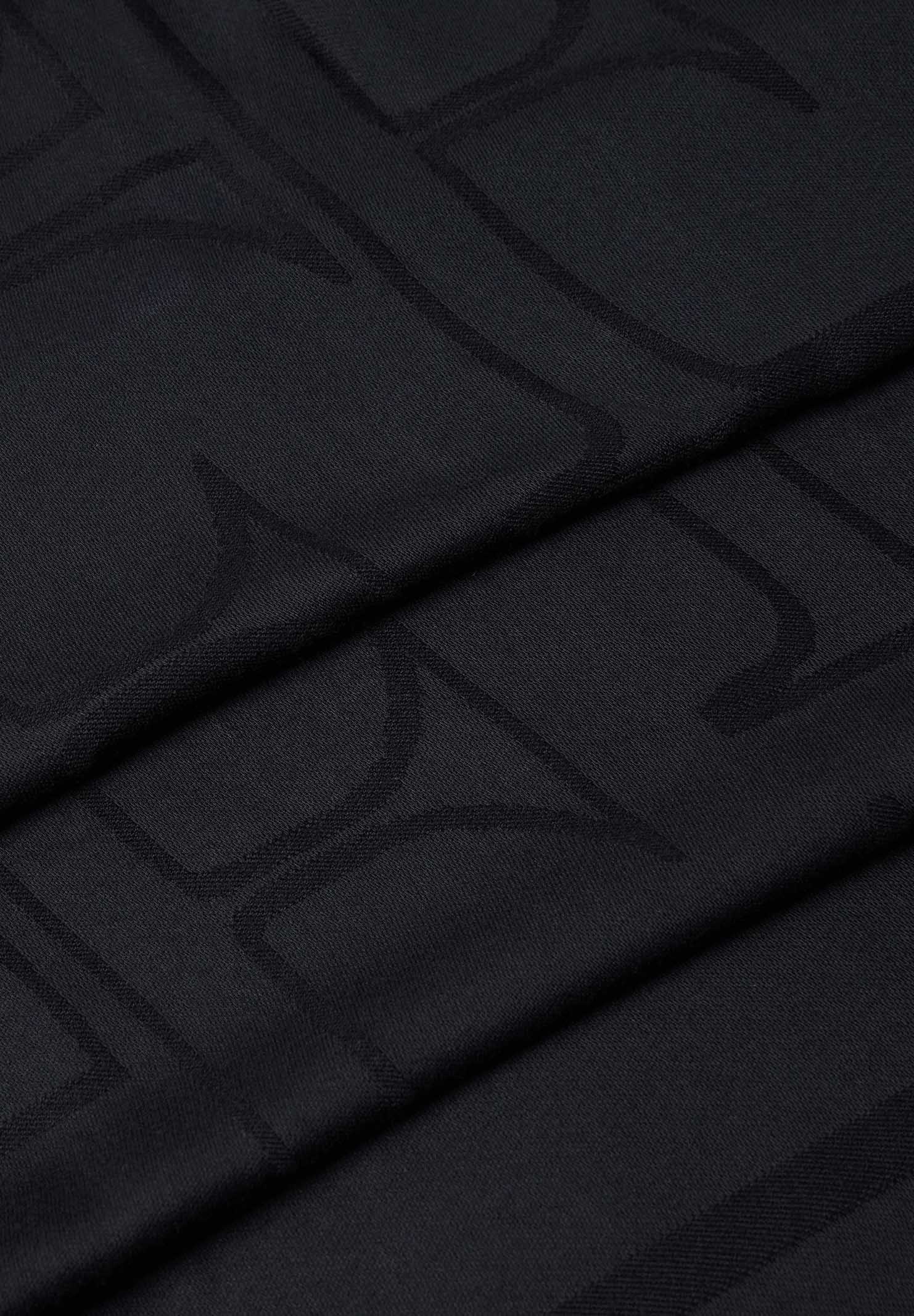 ELISABETTA FRANCHI Foulard in viscosa nero da donna con motivo logo all-over tono su tono e bordi sfrangiati. SC02F66E2 110 ELISABETTA FRANCHI