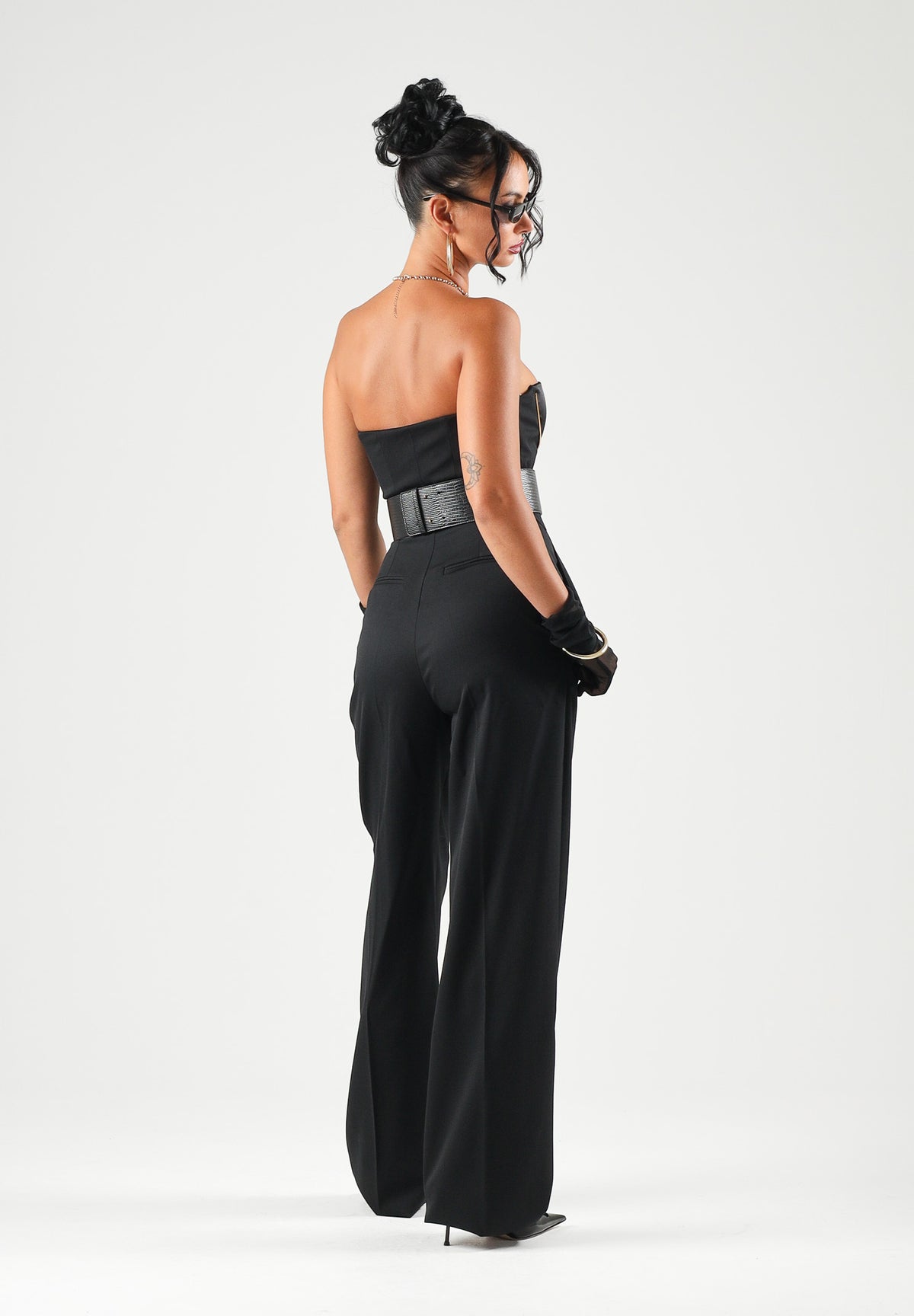 ELISABETTA FRANCHI Tuta in gabardina nera per donna con bustier a spalle scoperte e coppe gioiello TU07567E2 110 ELISABETTA FRANCHI