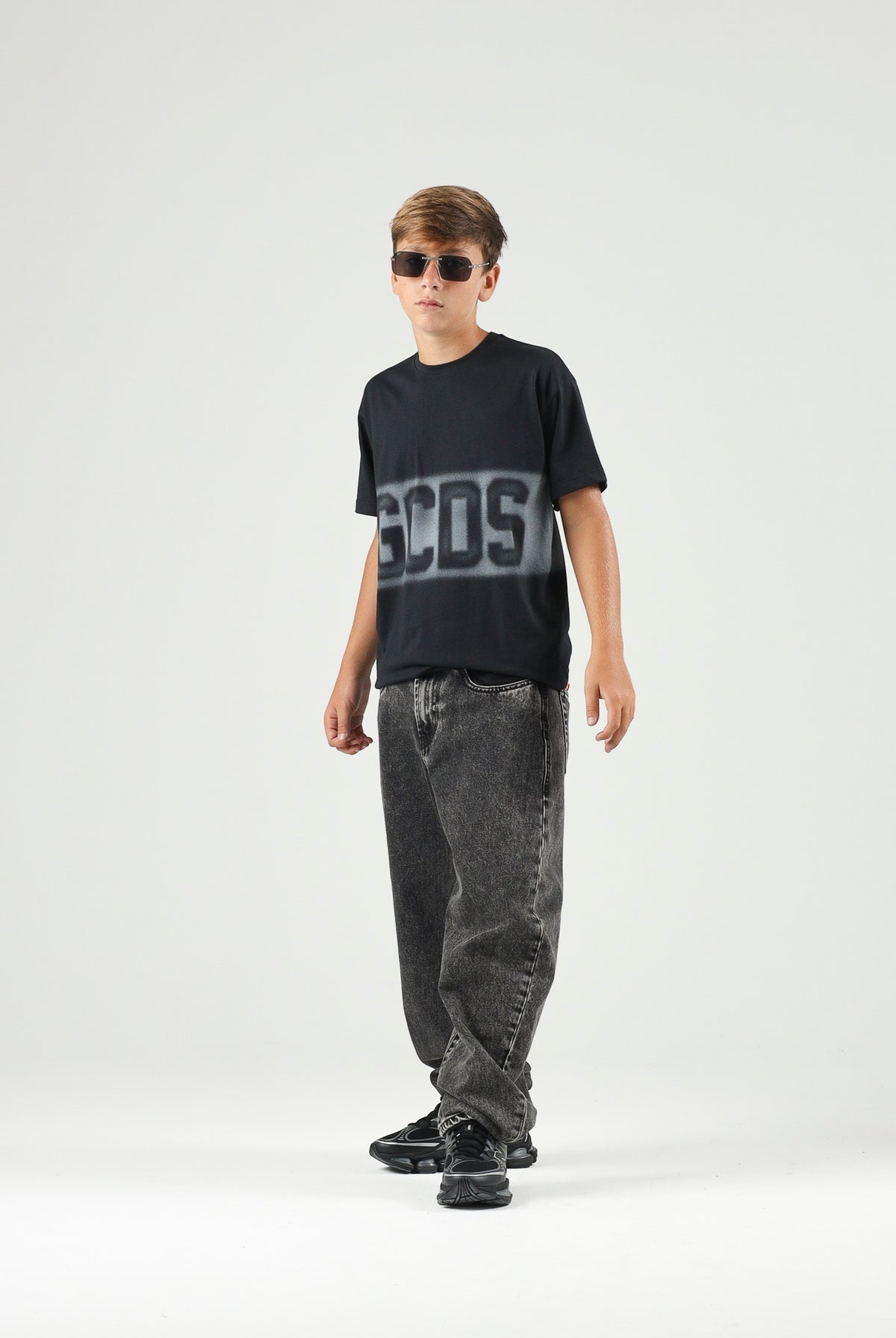 GCDS T-shirt manica corta nera per donna, ragazzi e bambini con logo frontale C2BJQC526J341 999A GCDS