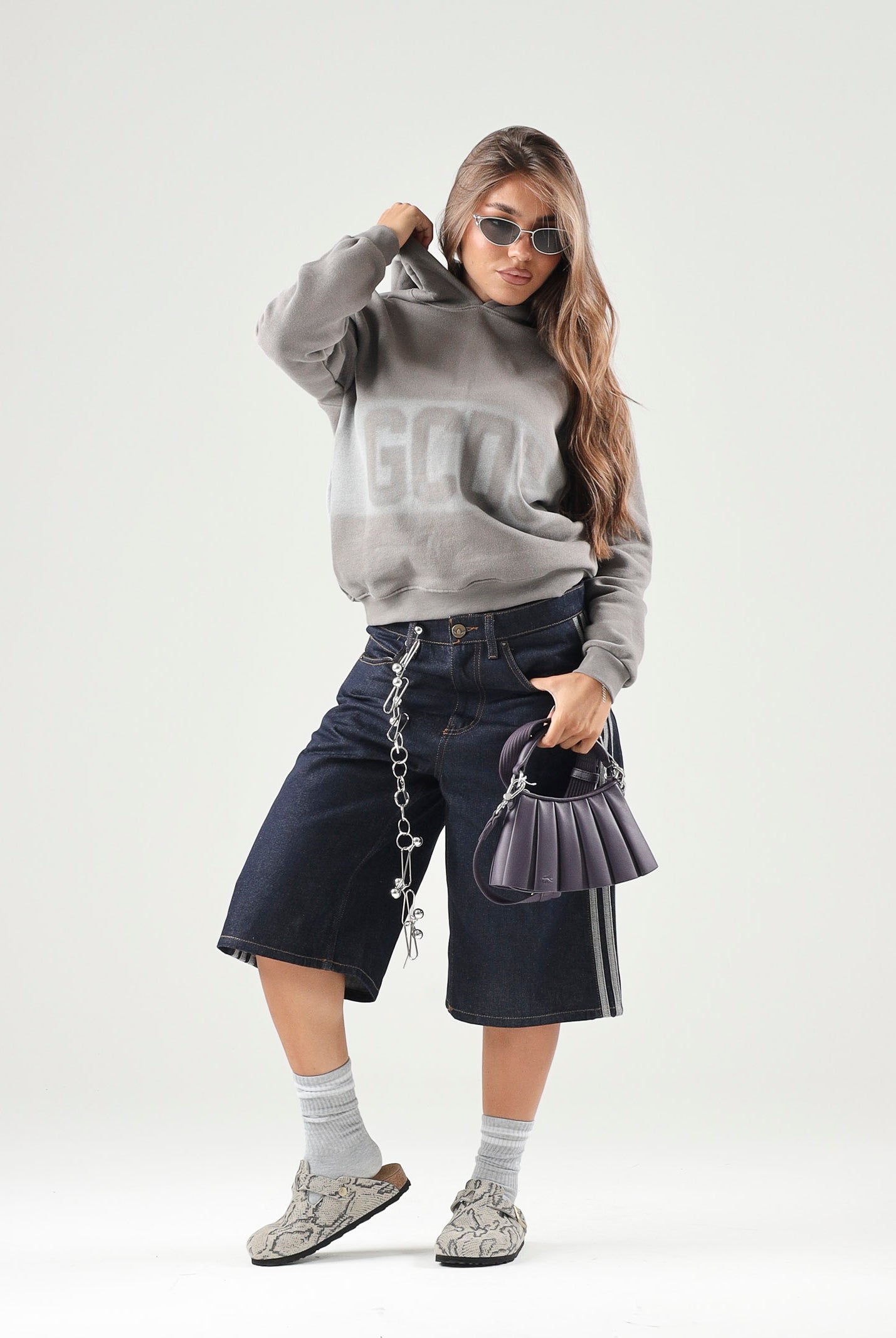 GCDS Felpa co cappuccio grigio neutro per donna, ragazzi e bambini con maxi logo GCDS a contrasto. C2BJQE528F342 953I GCDS