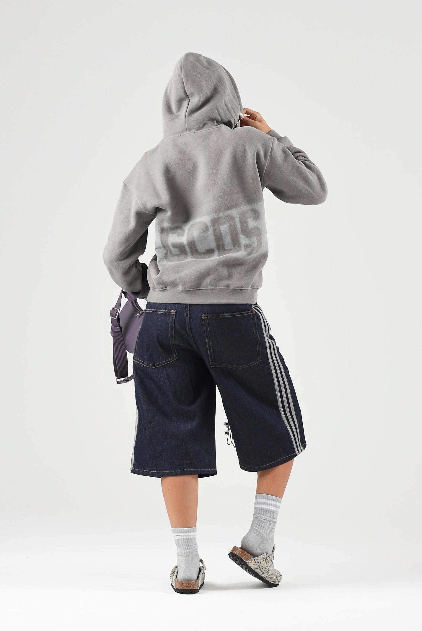 GCDS Felpa co cappuccio grigio neutro per donna, ragazzi e bambini con maxi logo GCDS a contrasto. C2BJQE528F342 953I GCDS