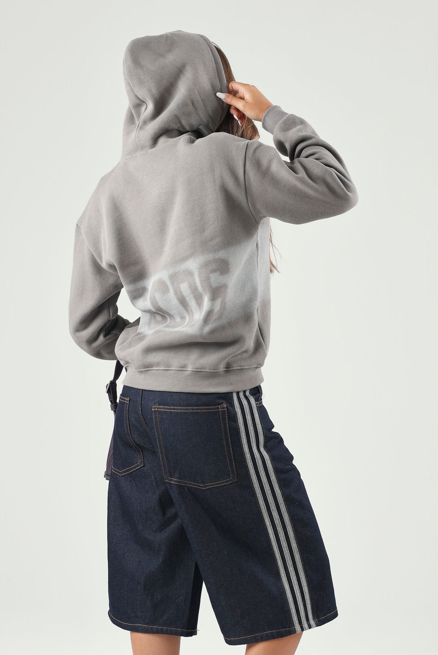 GCDS Felpa co cappuccio grigio neutro per donna, ragazzi e bambini con maxi logo GCDS a contrasto. C2BJQE528F342 953I GCDS