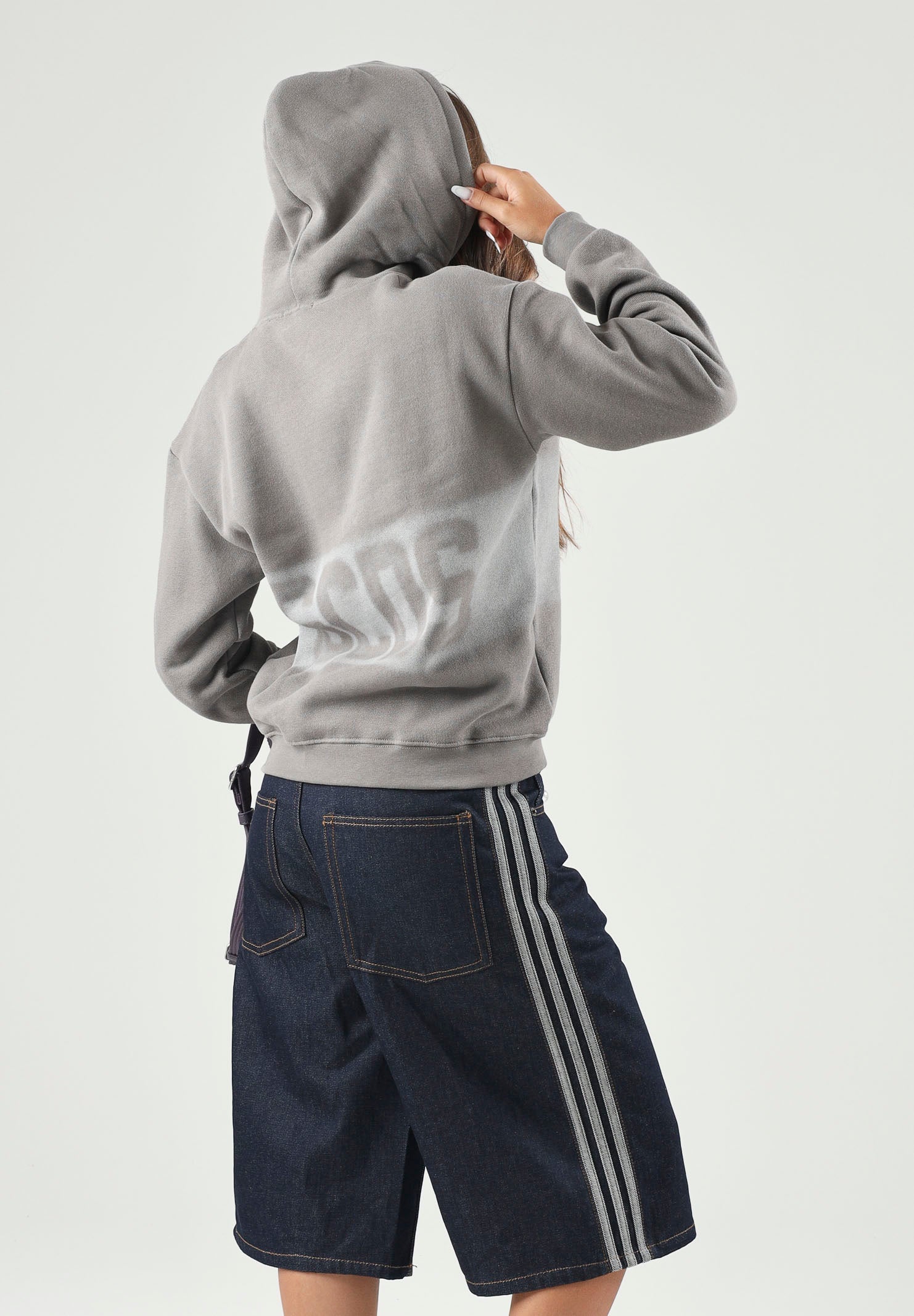 GCDS Felpa co cappuccio grigio neutro per donna, ragazzi e bambini con maxi logo GCDS a contrasto. C2BJQE528F342 953I GCDS
