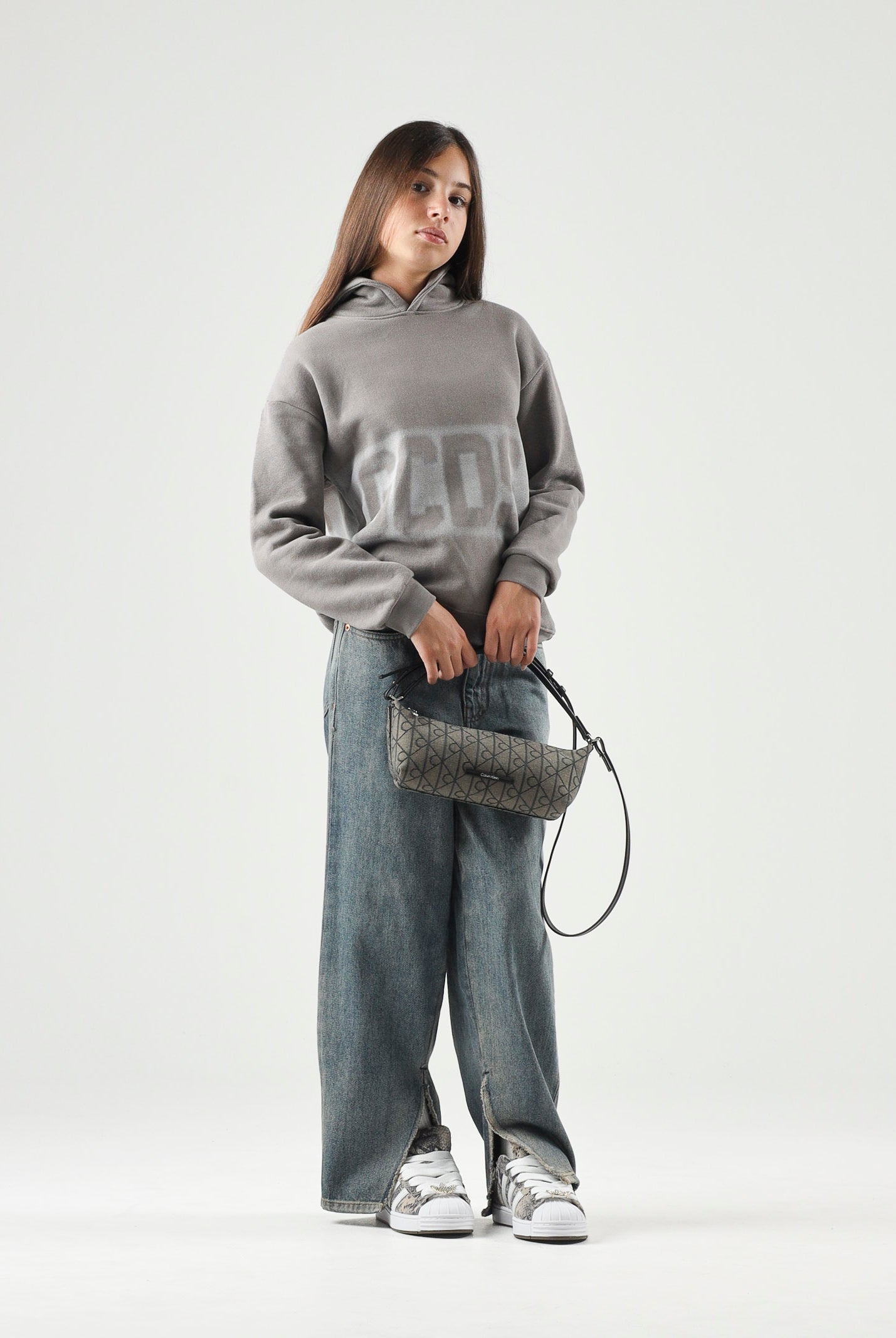 GCDS Felpa co cappuccio grigio neutro per donna, ragazzi e bambini con maxi logo GCDS a contrasto. C2BJQE528F342 953I GCDS