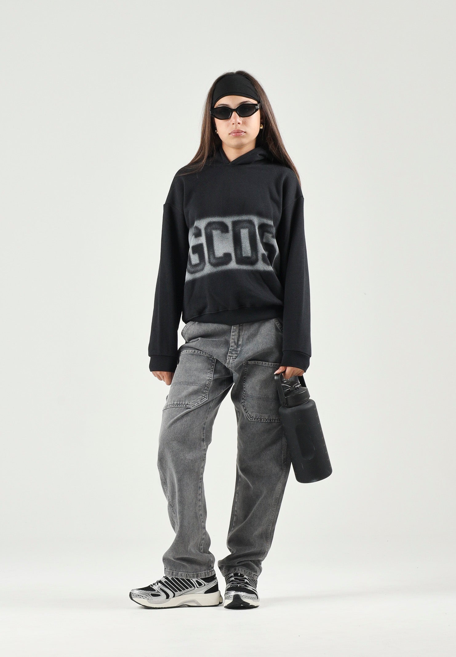 GCDS Felpa con cappuccio nera e bianca per donna, ragazzi e bambini con maxi logo GCDS sfumato a contrasto. C2BJQE528F342 999A GCDS