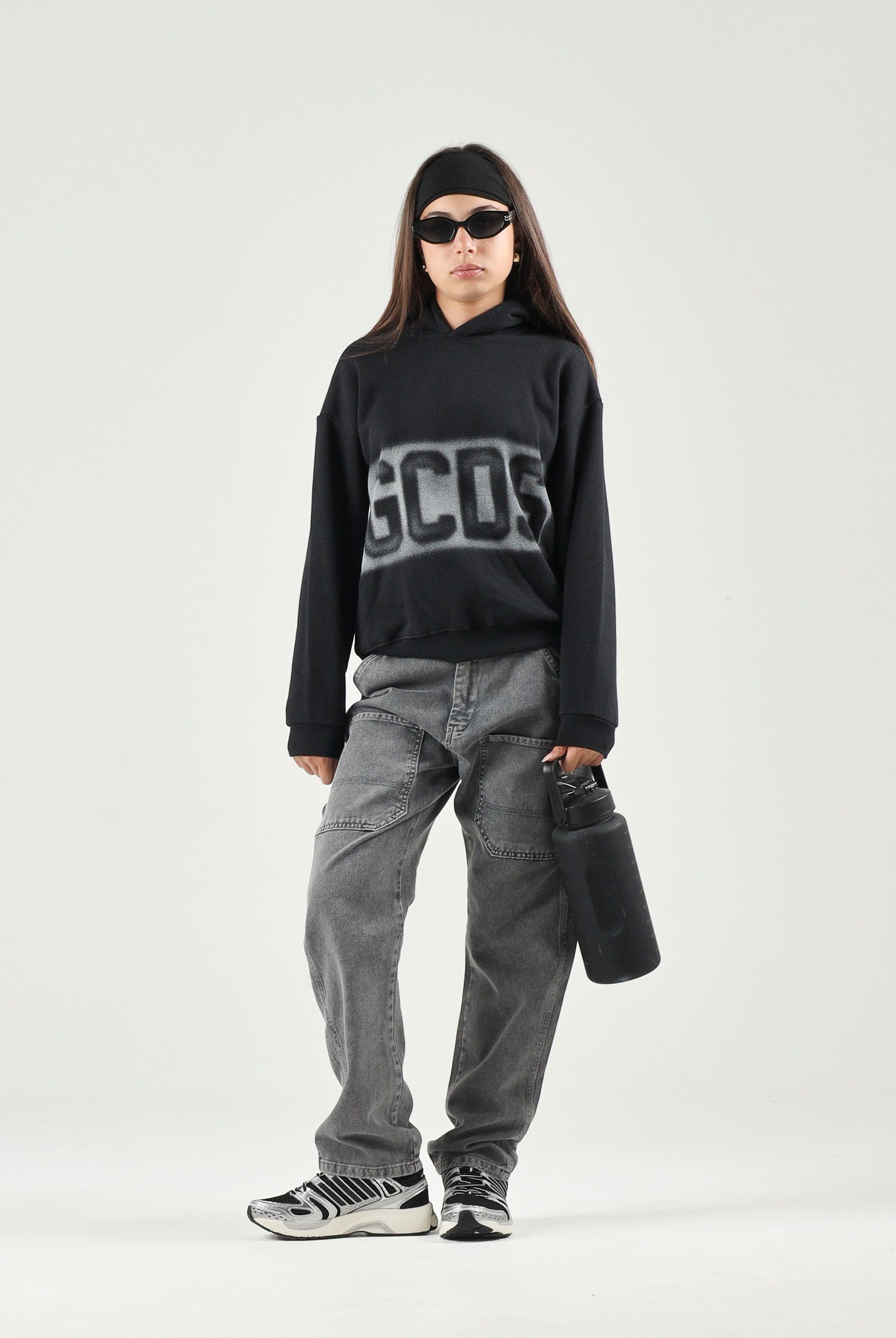 GCDS Felpa con cappuccio nera e bianca per donna, ragazzi e bambini con maxi logo GCDS sfumato a contrasto. C2BJQE528F342 999A GCDS