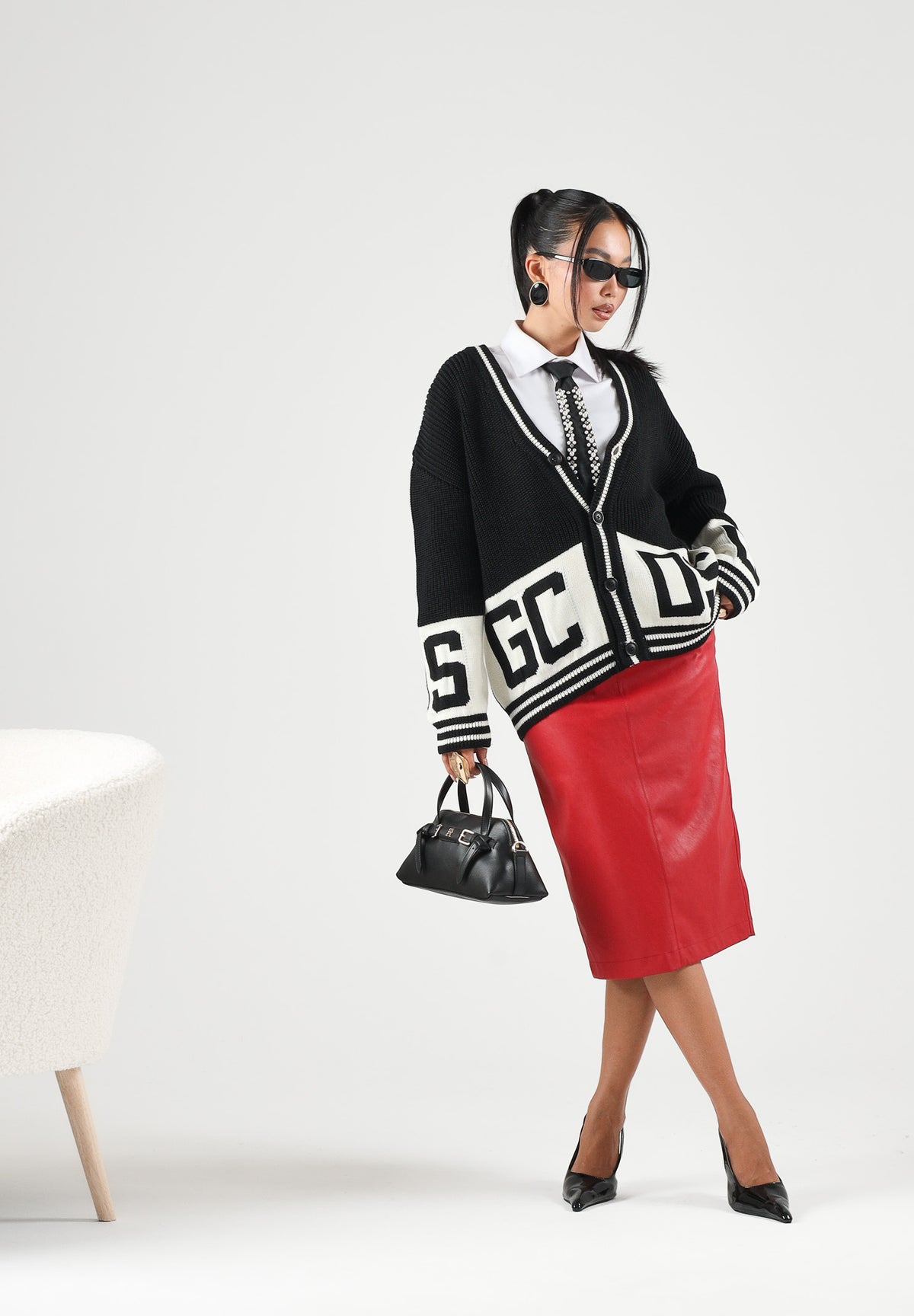 GCDS Cardigan nero per donna, ragazzi e bambini con elegante motivo bicolore a contrasto e maxi logo frontale C2BJQF590K347 999A GCDS