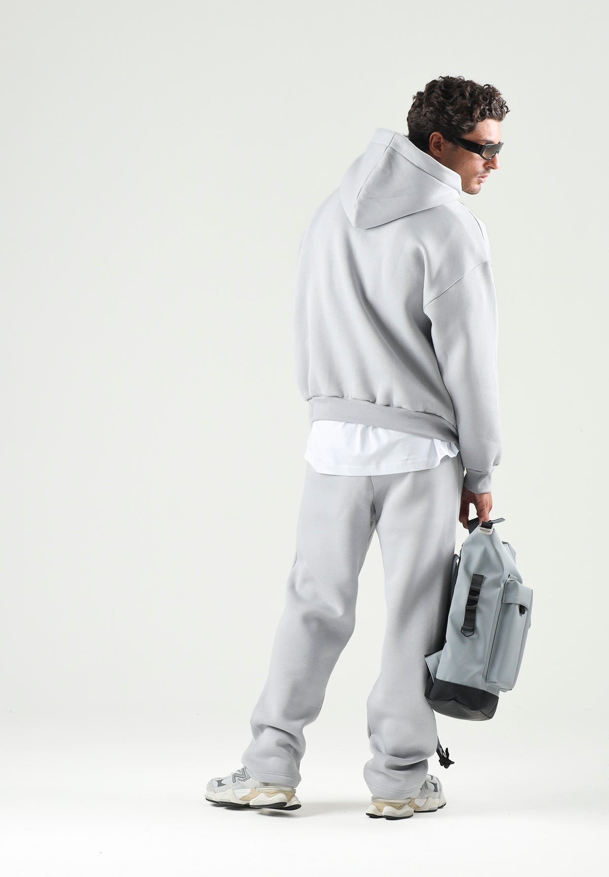 GCDS Felpa con cappuccio HOODIE EMBROIDERED LOGO alloy grey grigio per uomo e donna con maxi logo ricamato in rilievo. C2MWQE028F244 932I GCDS