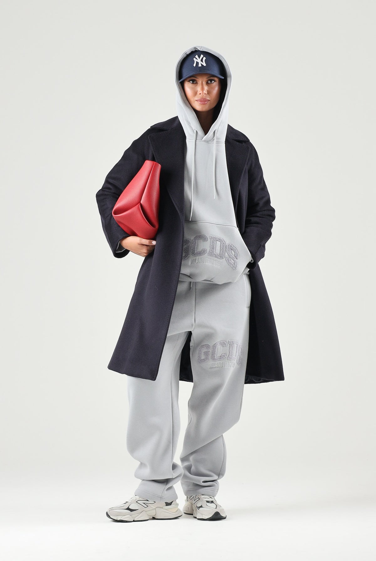 GCDS Felpa con cappuccio HOODIE EMBROIDERED LOGO alloy grey grigio per uomo e donna con maxi logo ricamato in rilievo. C2MWQE028F244 932I GCDS