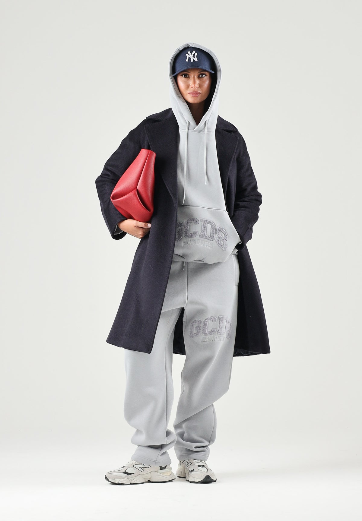 GCDS Felpa con cappuccio HOODIE EMBROIDERED LOGO alloy grey grigio per uomo e donna con maxi logo ricamato in rilievo. C2MWQE028F244 932I GCDS