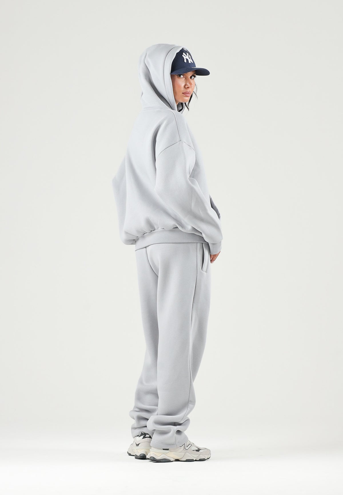 GCDS Felpa con cappuccio HOODIE EMBROIDERED LOGO alloy grey grigio per uomo e donna con maxi logo ricamato in rilievo. C2MWQE028F244 932I GCDS