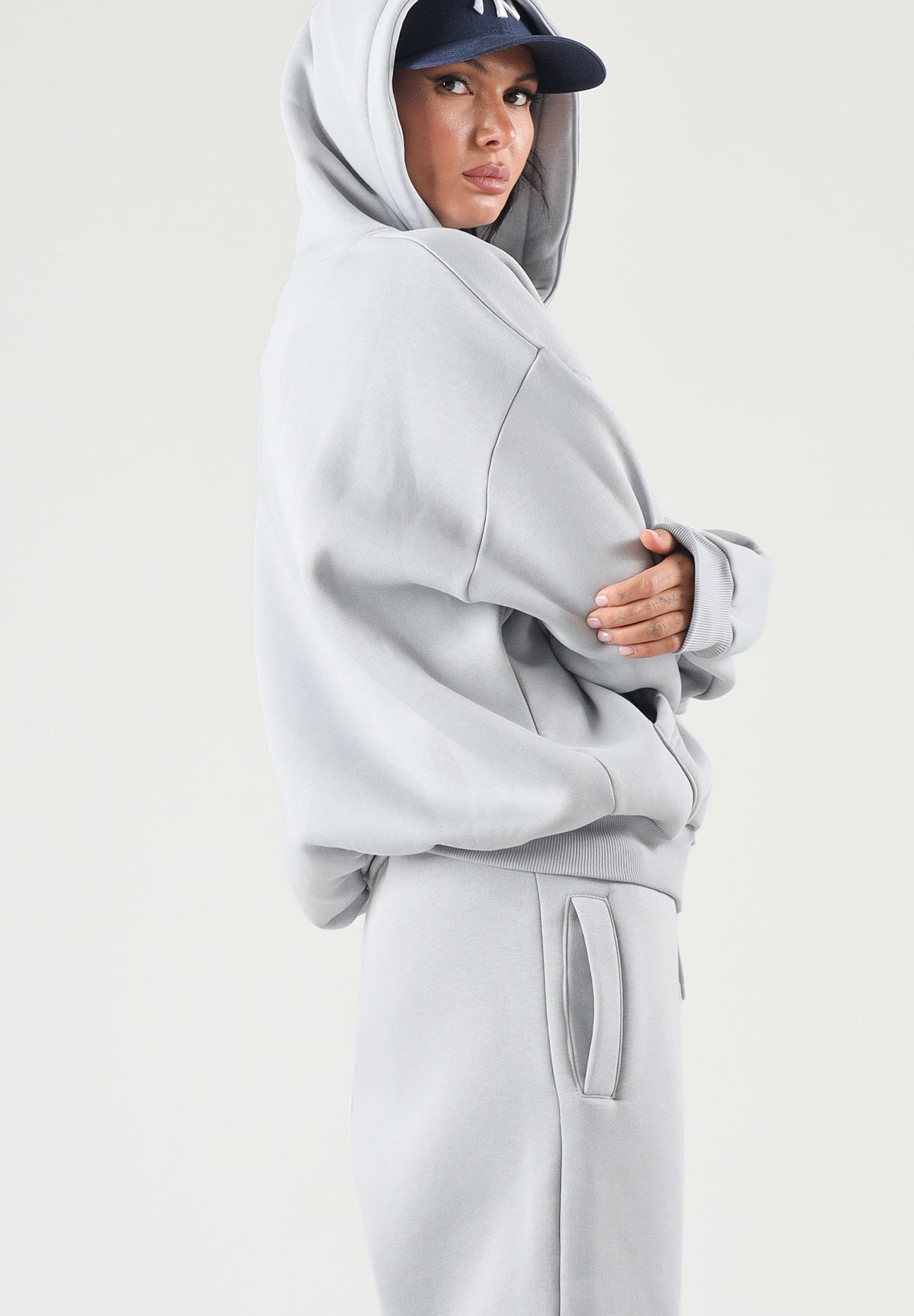 GCDS Felpa con cappuccio HOODIE EMBROIDERED LOGO alloy grey grigio per uomo e donna con maxi logo ricamato in rilievo. C2MWQE028F244 932I GCDS