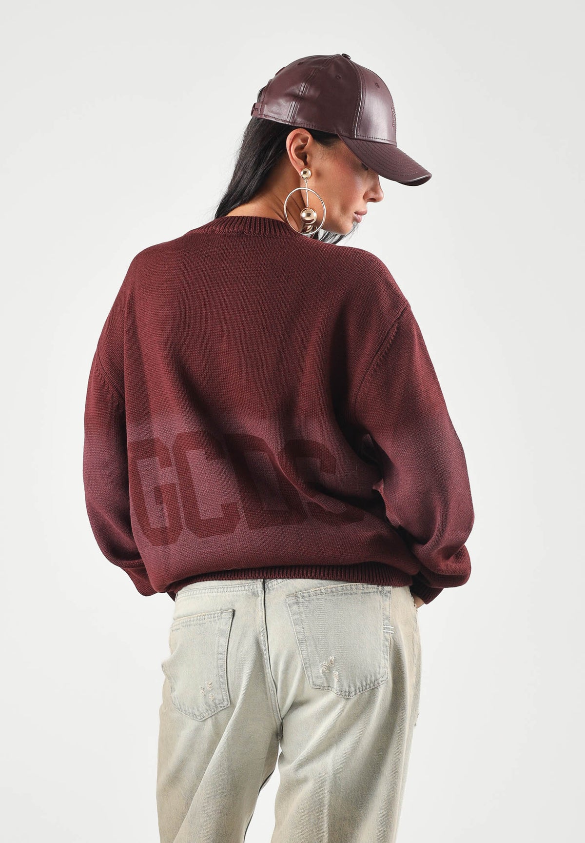 GCDS Maglione girocollo bordeaux vino intenso per uomo e donna con maxi logo C2MWQF134K155 480J GCDS