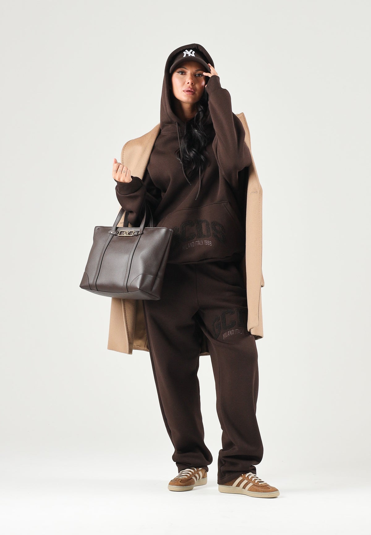 GCDS Pantaloni LOGO SWEATPANTS delicioso-brown per uomo con logo ricamato sul fianco e coulisse in vita C2MWQI029F244 393M GCDS