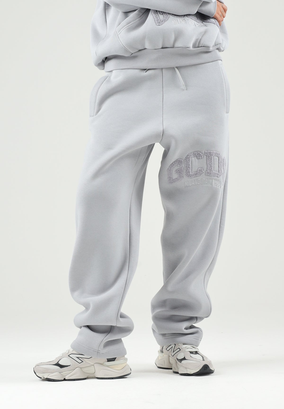 GCDS Pantaloni LOGO SWEATPANTS grigio per uomo e donna con logo ricamato sul fianco e coulisse in vita C2MWQI029F244 932I GCDS