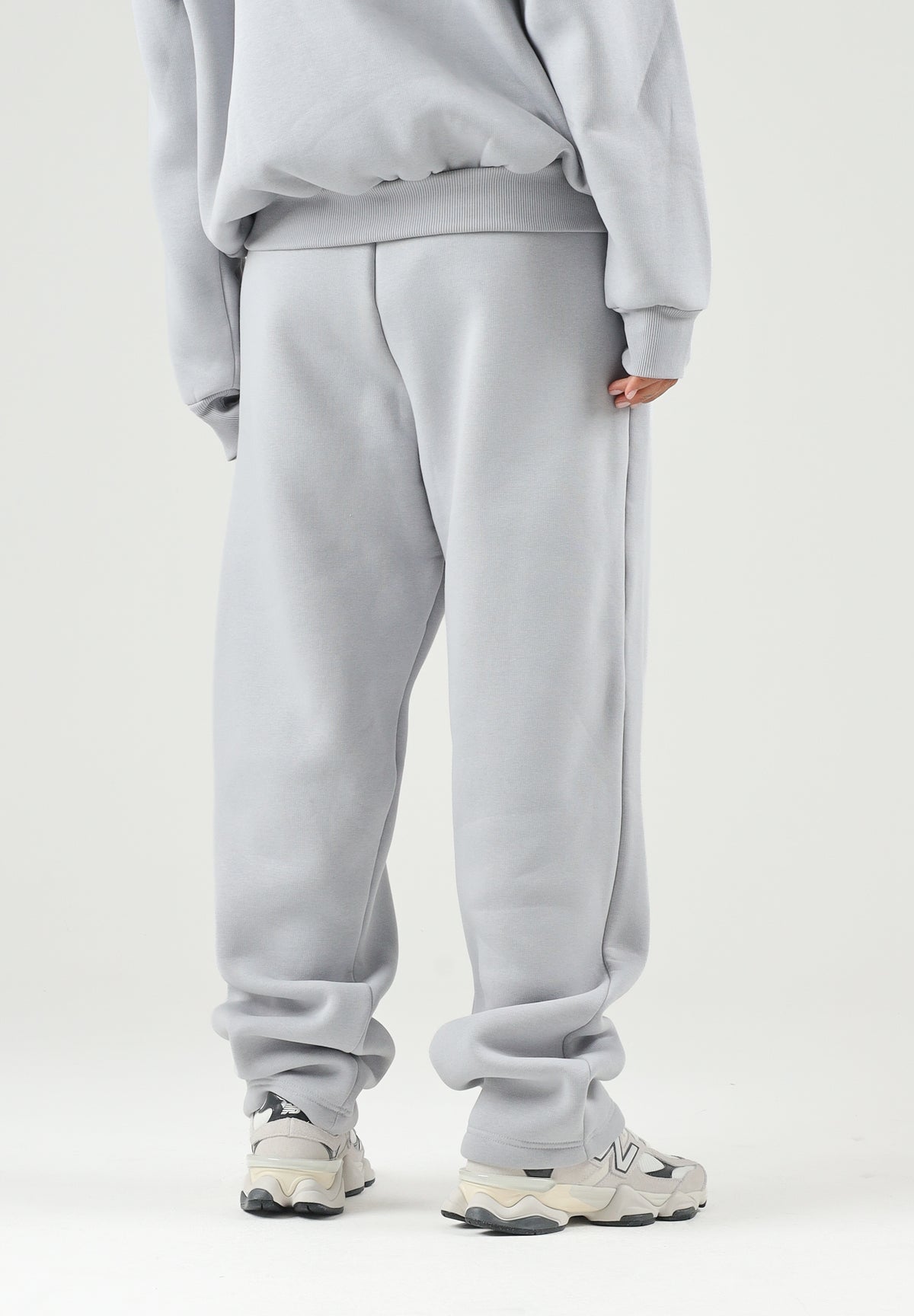 GCDS Pantaloni LOGO SWEATPANTS grigio per uomo e donna con logo ricamato sul fianco e coulisse in vita C2MWQI029F244 932I GCDS