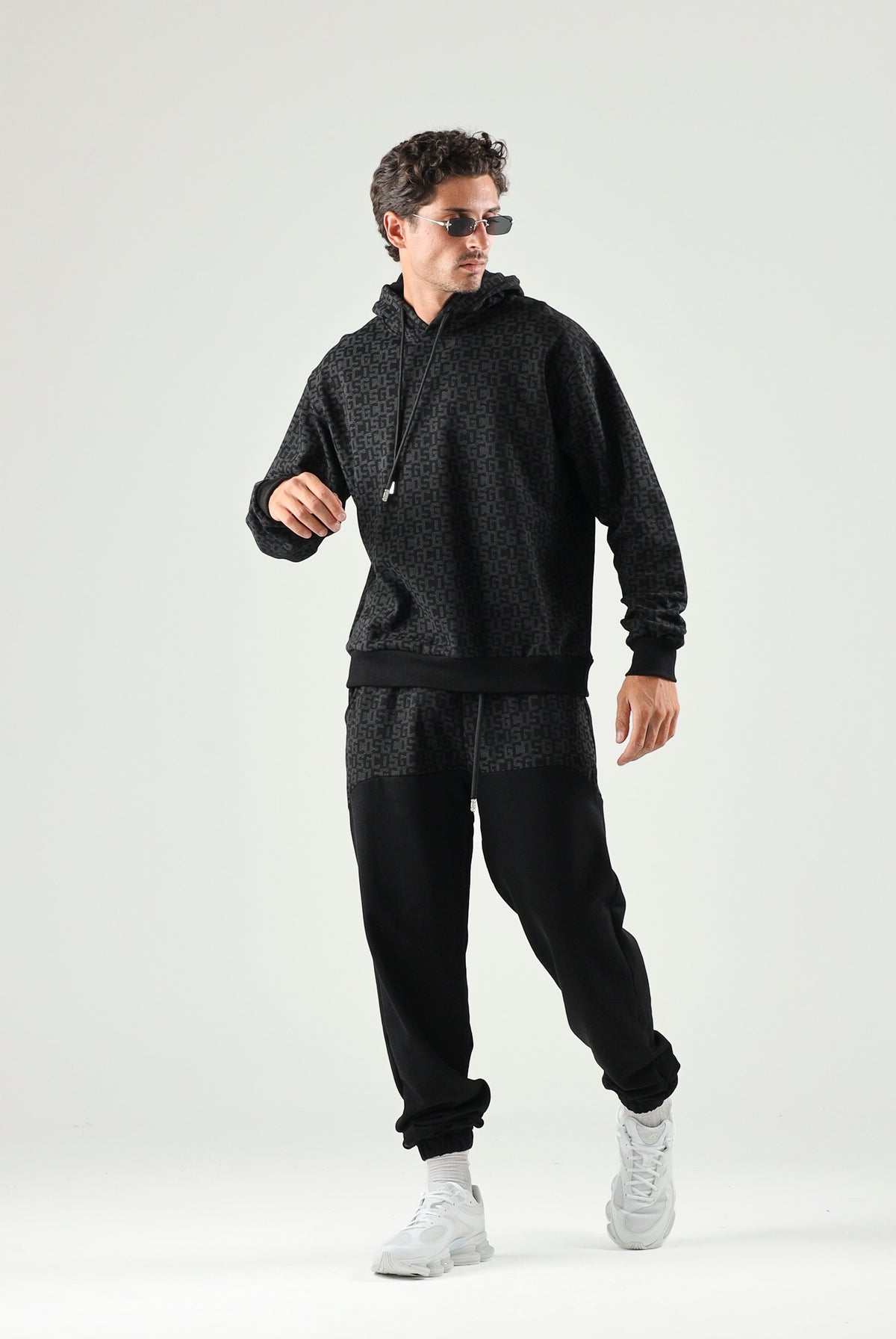 GCDS Pantaloni casual neri per uomo e donna con coulisse in vita e inserti monogramma jacquard a contrasto. C2MWQI122F245 999I GCDS