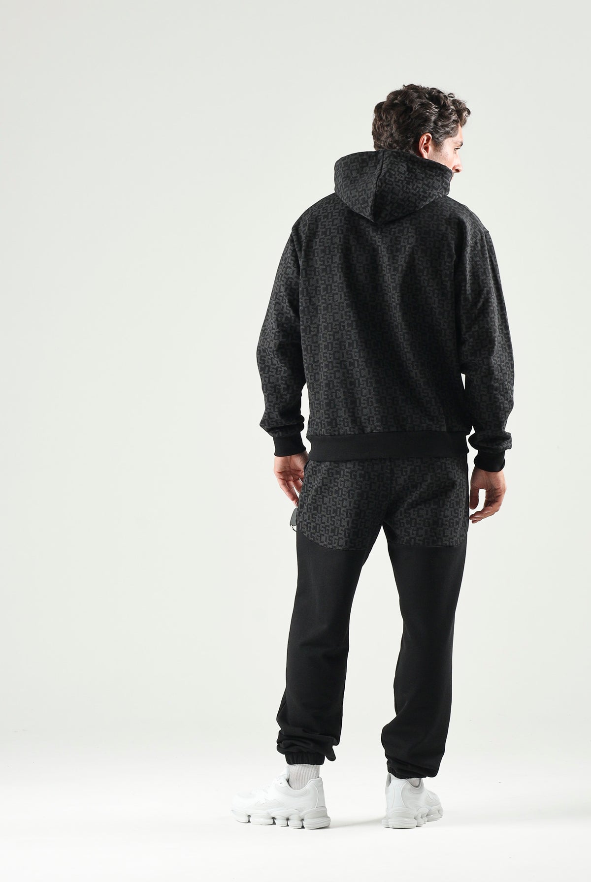 GCDS Pantaloni casual neri per uomo e donna con coulisse in vita e inserti monogramma jacquard a contrasto. C2MWQI122F245 999I GCDS