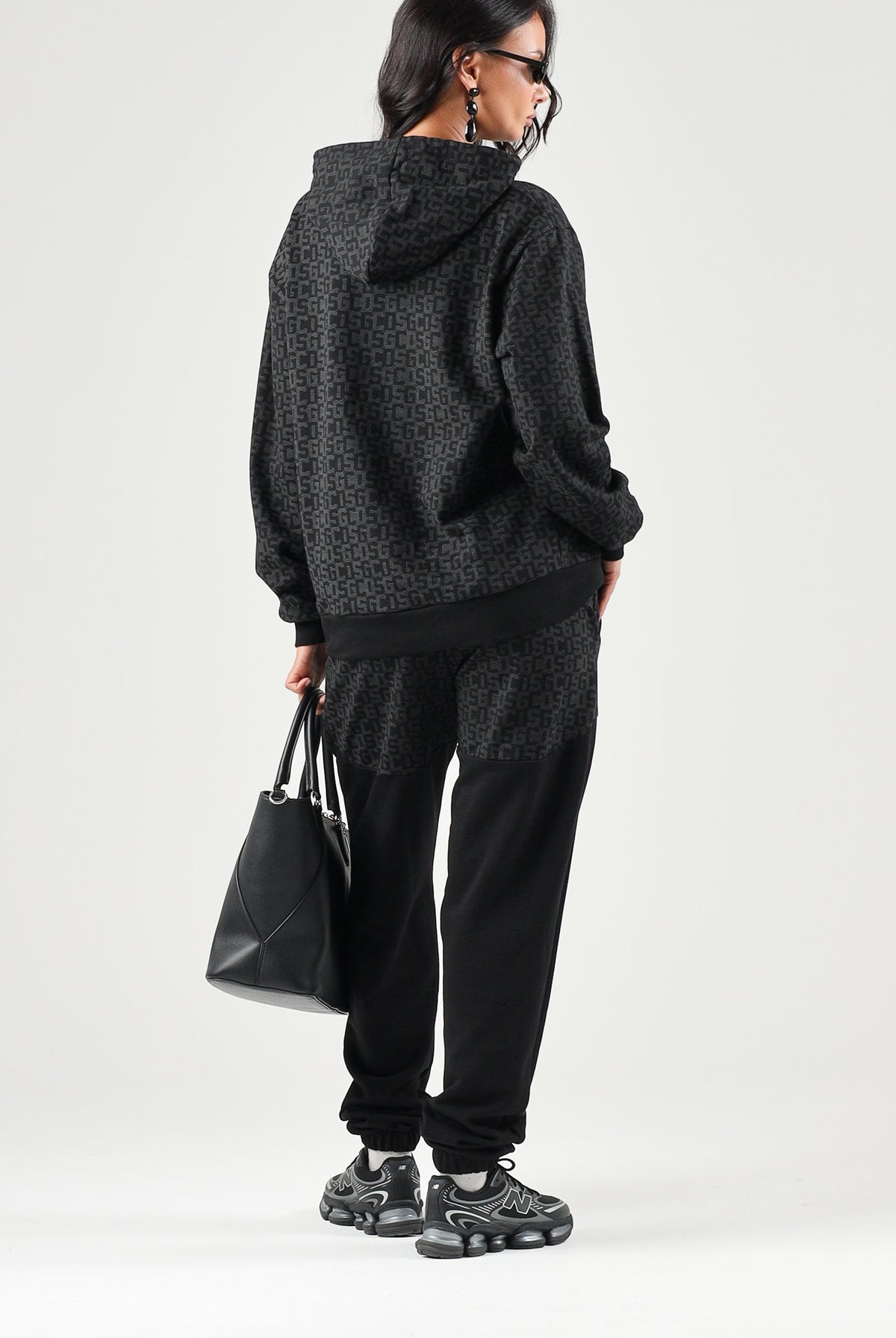 GCDS Pantaloni casual neri per uomo e donna con coulisse in vita e inserti monogramma jacquard a contrasto. C2MWQI122F245 999I GCDS