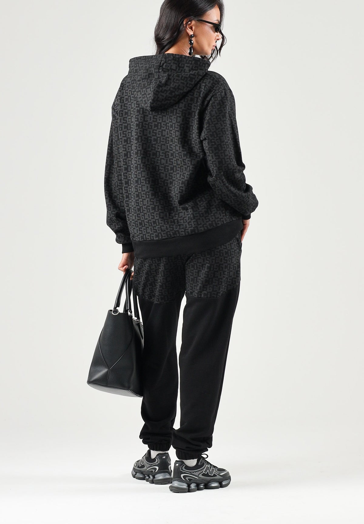 GCDS Pantaloni casual neri per uomo e donna con coulisse in vita e inserti monogramma jacquard a contrasto. C2MWQI122F245 999I GCDS